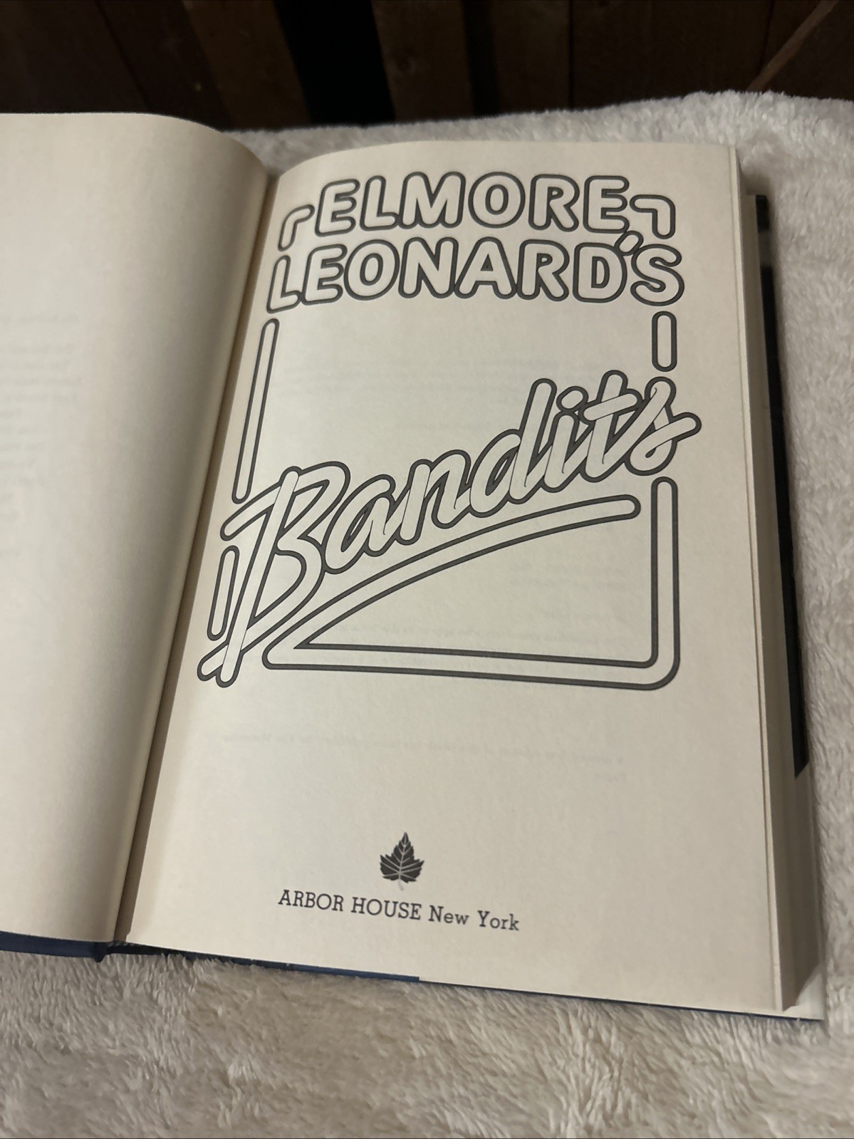 Bandits, 1987 1st Ed/1st Print (UNREAD) HCDJ by Elmore Leonard VGC