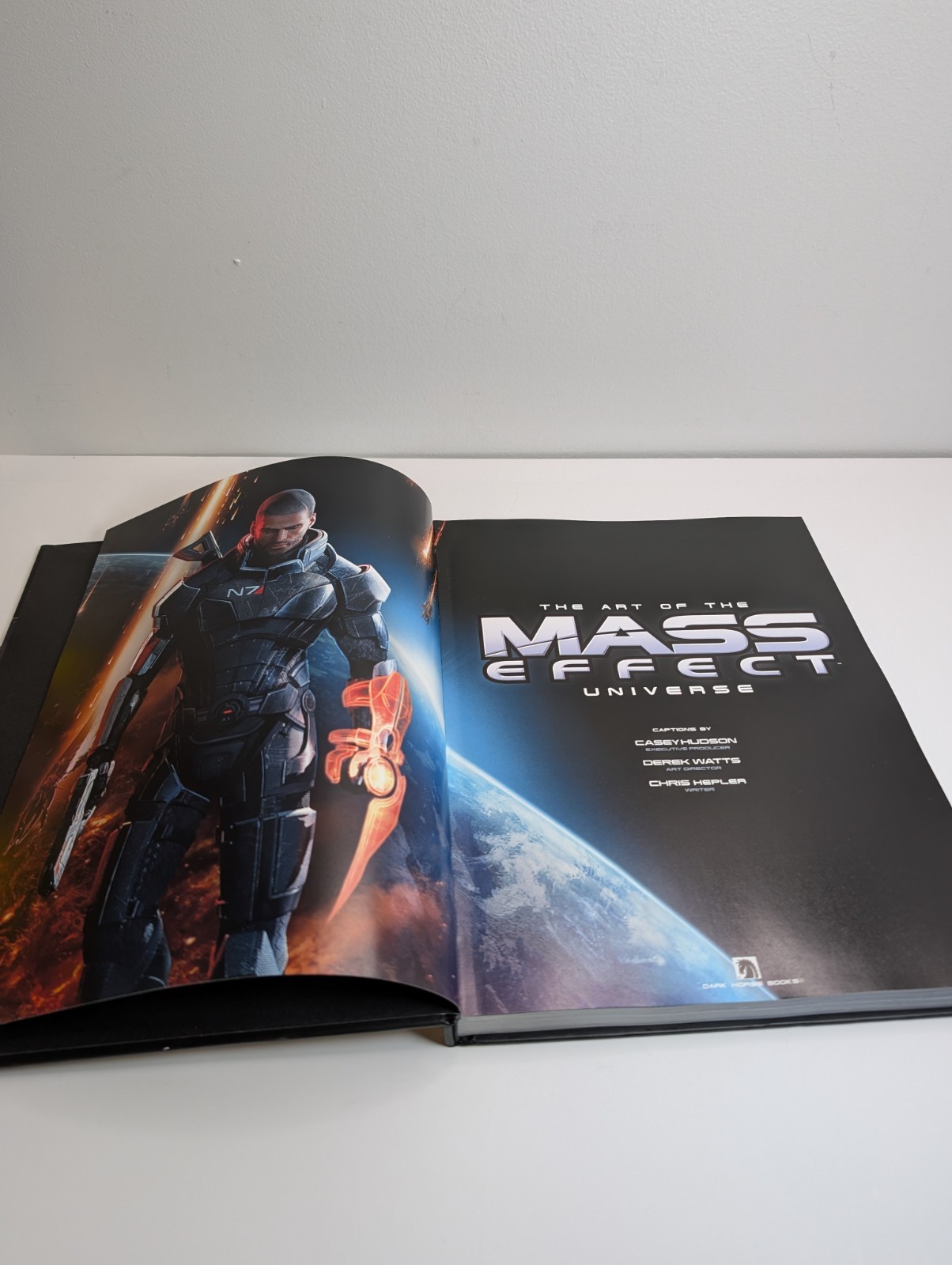 Dark Horse The Art of the Mass Effect Universe Hardcover Art Book 2012 Used