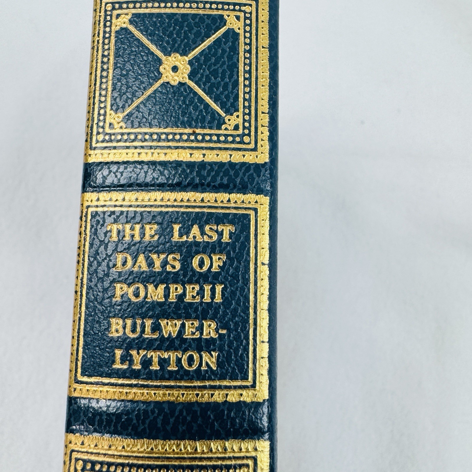 The Last Days of Pompeii by Bulwer-Lytton, International Collectors Library 1946
