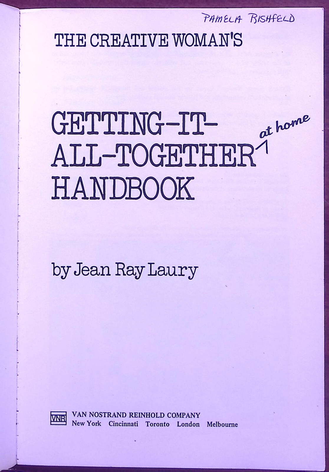 1977 THE CREATIVE WOMAN’S GETTING IT ALL TOGETHER AT HOME HANDBOOK PB B1016