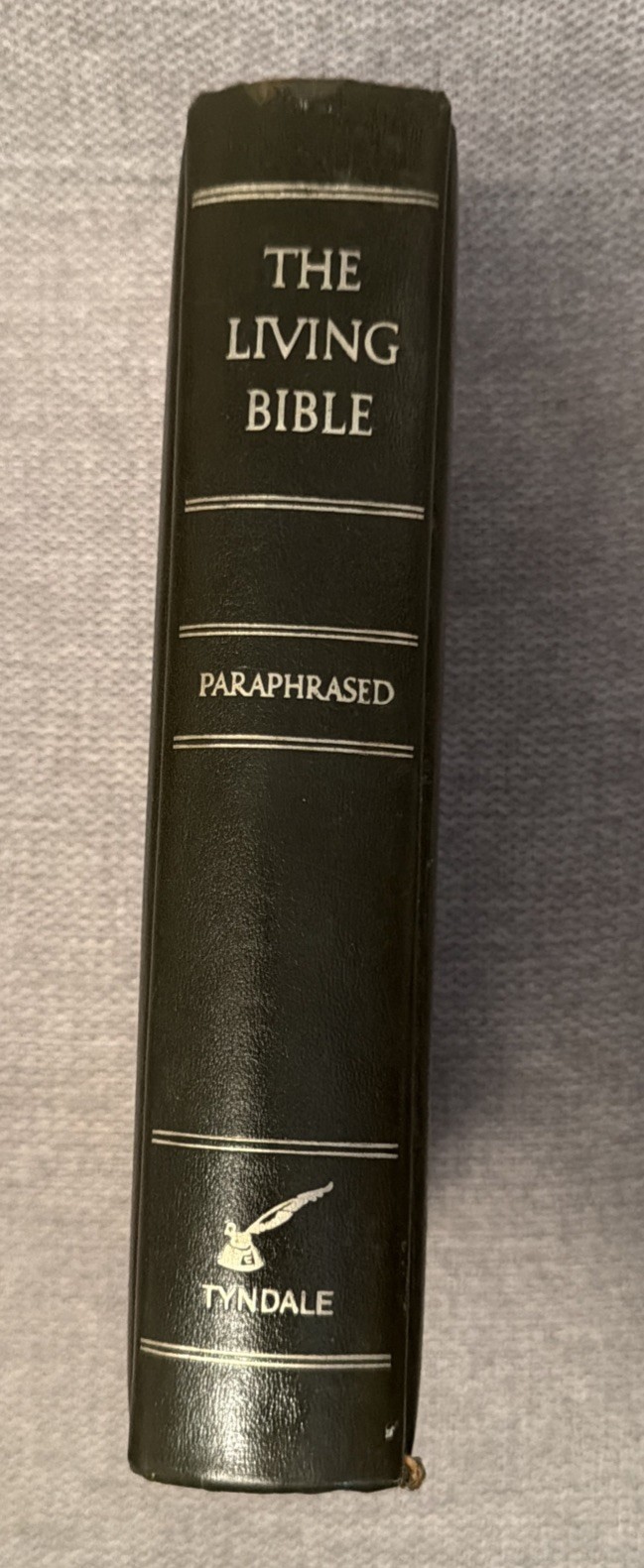 THE LIVING BIBLE Paraphrased Tyndale House Padded Hardcover 1972 10th Printing