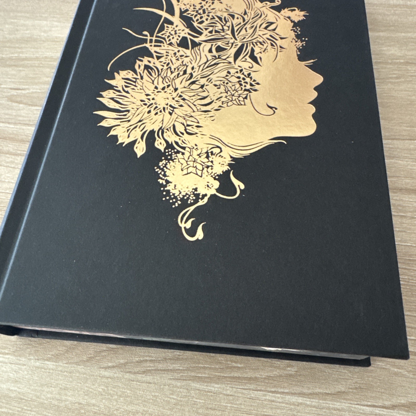 Shield of Sparrows Deluxe Special Ed. Devney Perry Sprayed Edges First Print 🔥