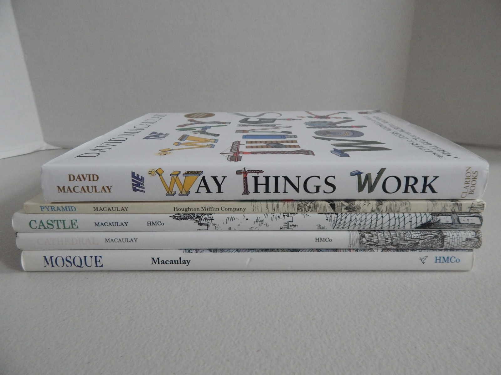 Lot 5 DAVID MACAULAY book CASTLE Cathedral MOSQUE Pyramid WAY THINGS WORK (2023)