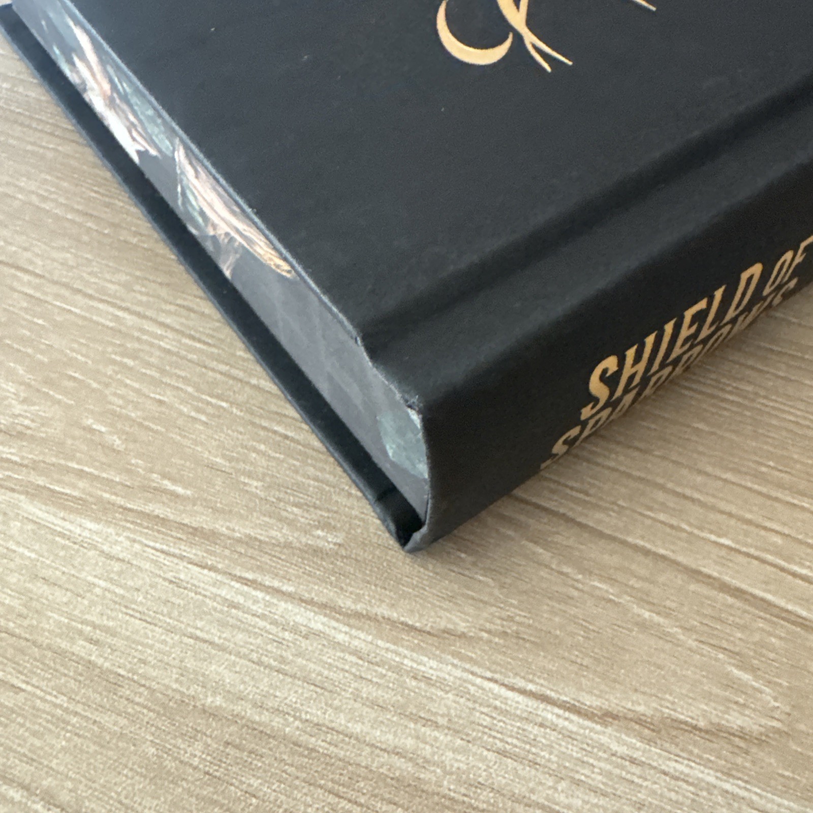 Shield of Sparrows Deluxe Special Ed. Devney Perry Sprayed Edges First Print 🔥