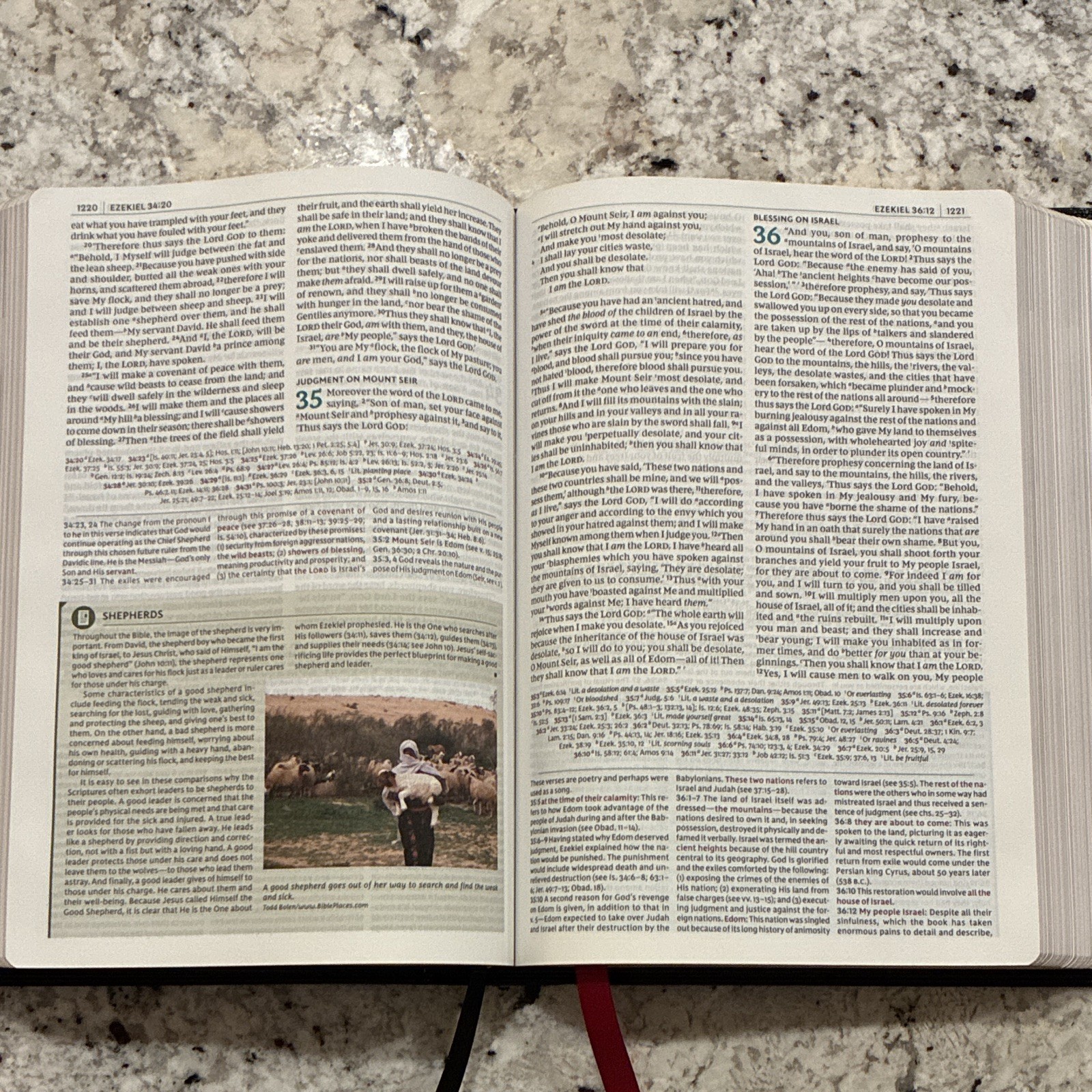NKJV Study Bible – $79.99 Retail – Leathersoft, Black, Full Color – LIKE NEW