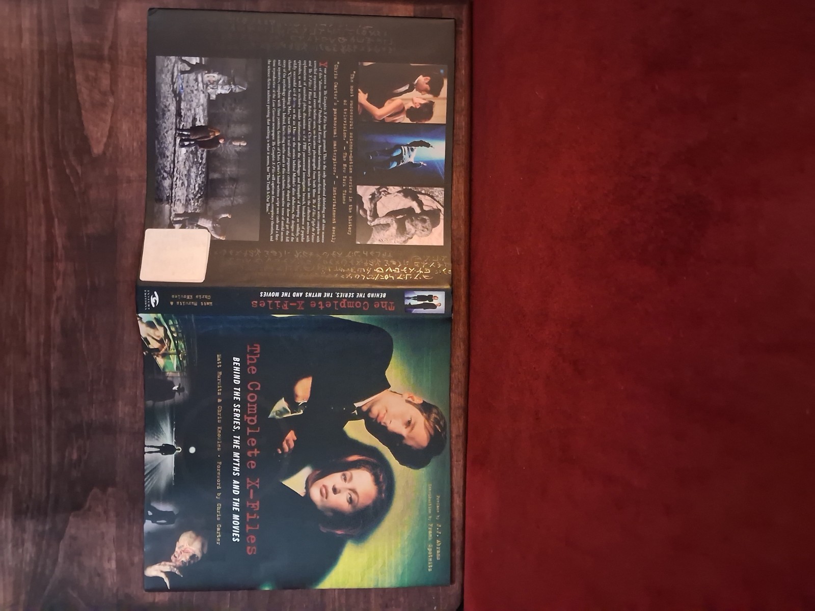 Insight Editions The Complete X-Files Hardcover Illustrated Box Set Inserts 2008