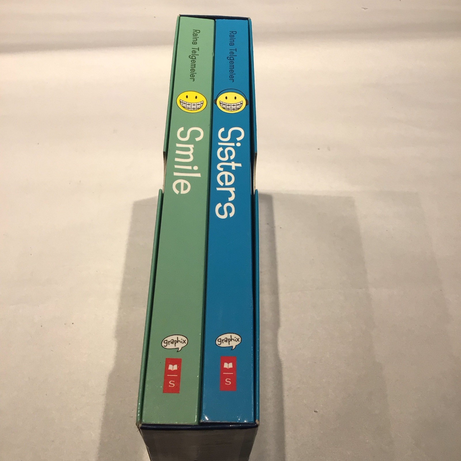 Smile and Sisters the Box Set by Raina Telgemeier (2014, Quantity Pack)