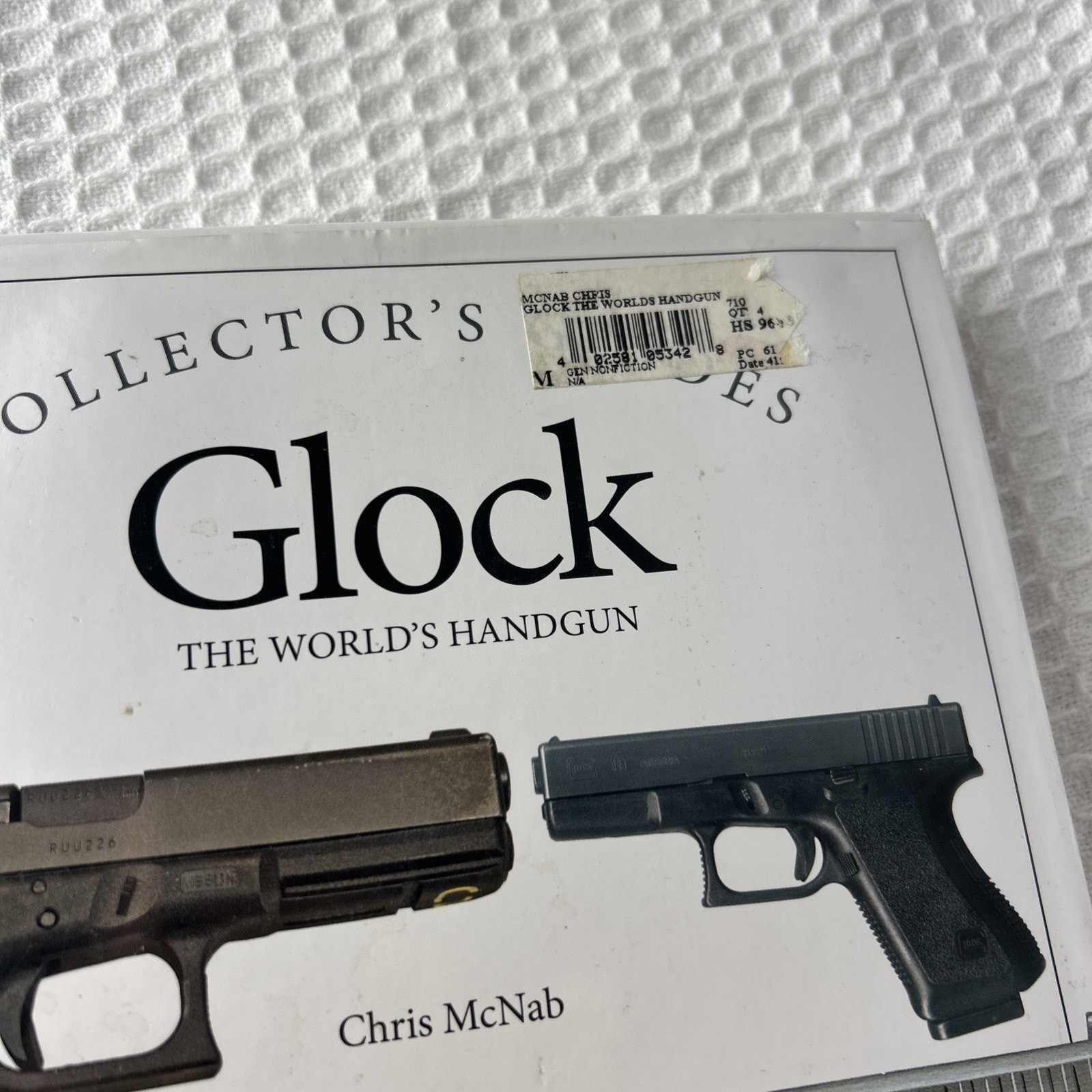 GLOCK: THE WORLD’S HANDGUN (COLLECTOR’S GUIDES) By Chris Mcnab [EN08]