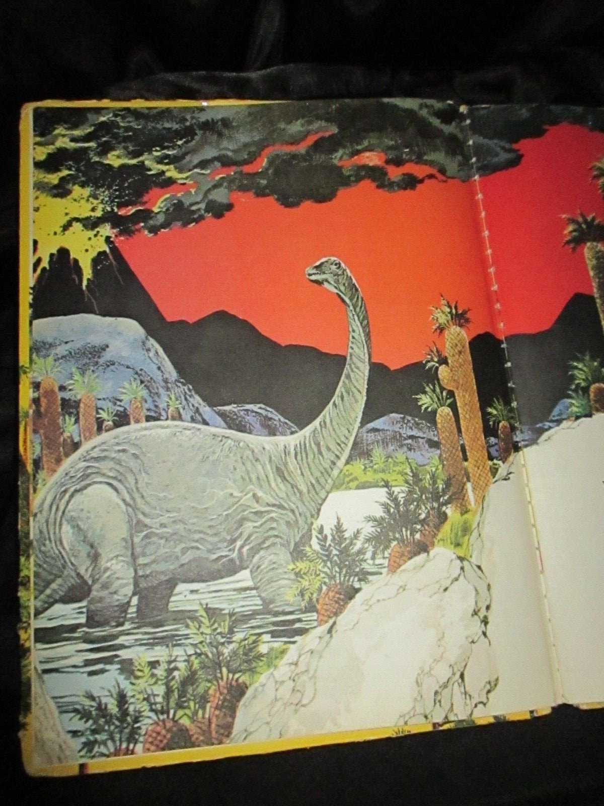 Dinosaurs Giants of the Past by Eileen Daly HC 1976 A Golden Book