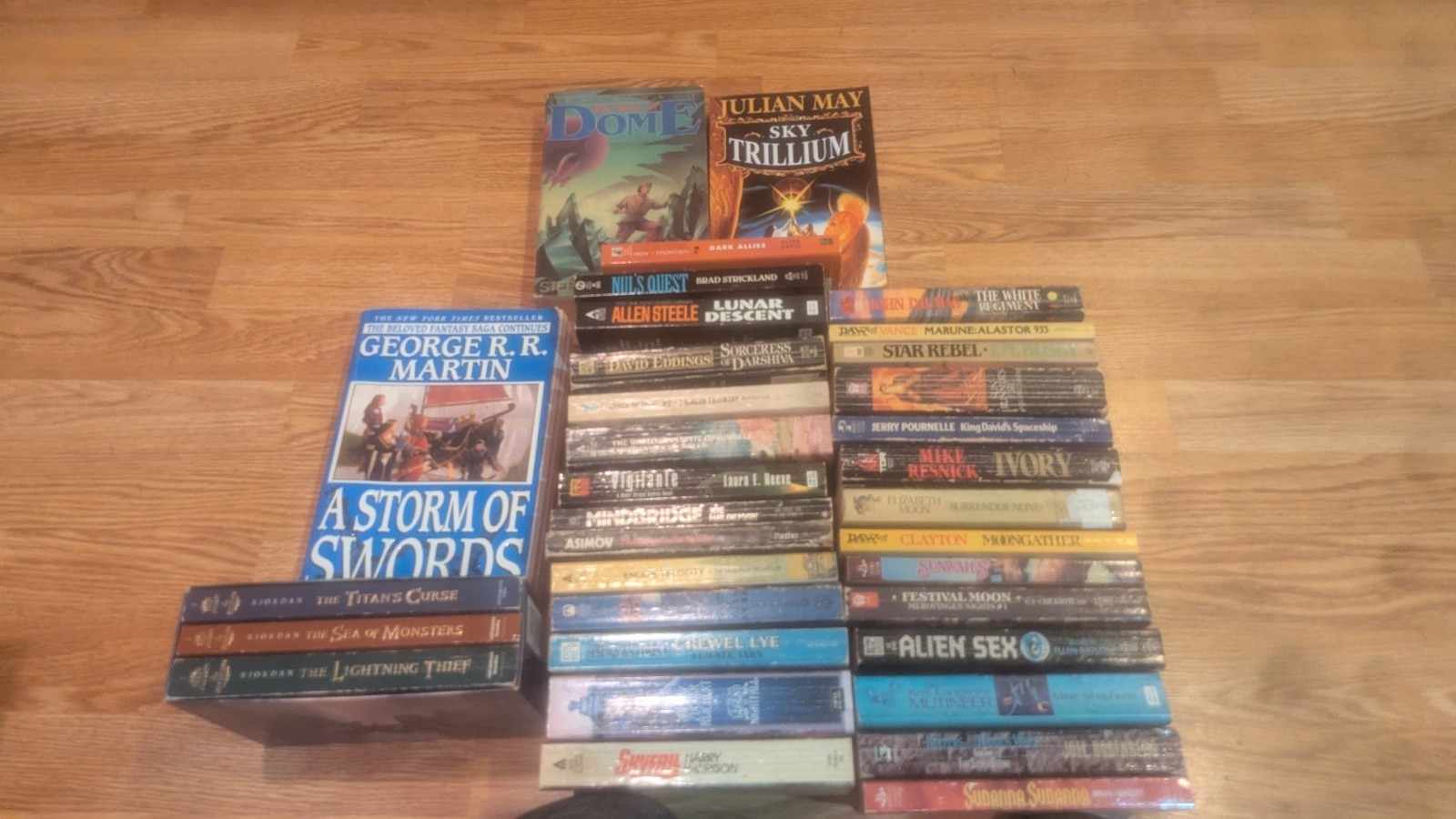 Lot of 34 Science Fiction Fantasy Paperbacks Novels 1970s-modern Daw & Others