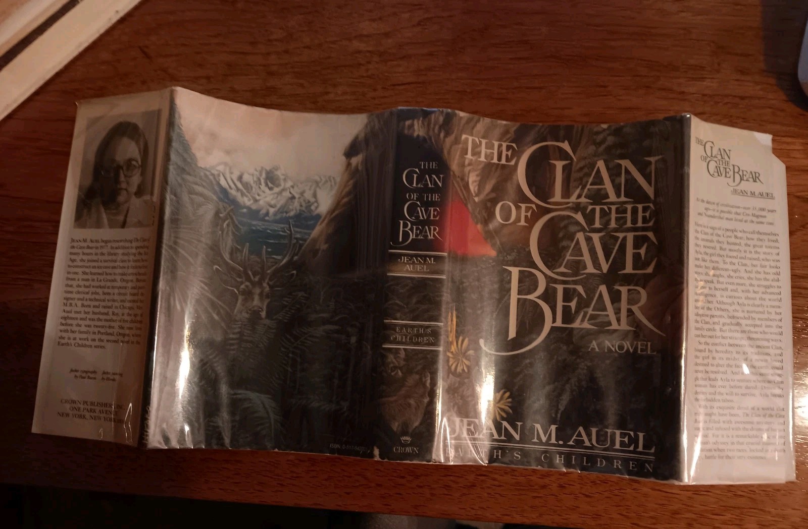 THE CLAN OF THE CAVE BEAR by Jean Auel 1980 Crown HCDJ 1st Edition 1st Printing