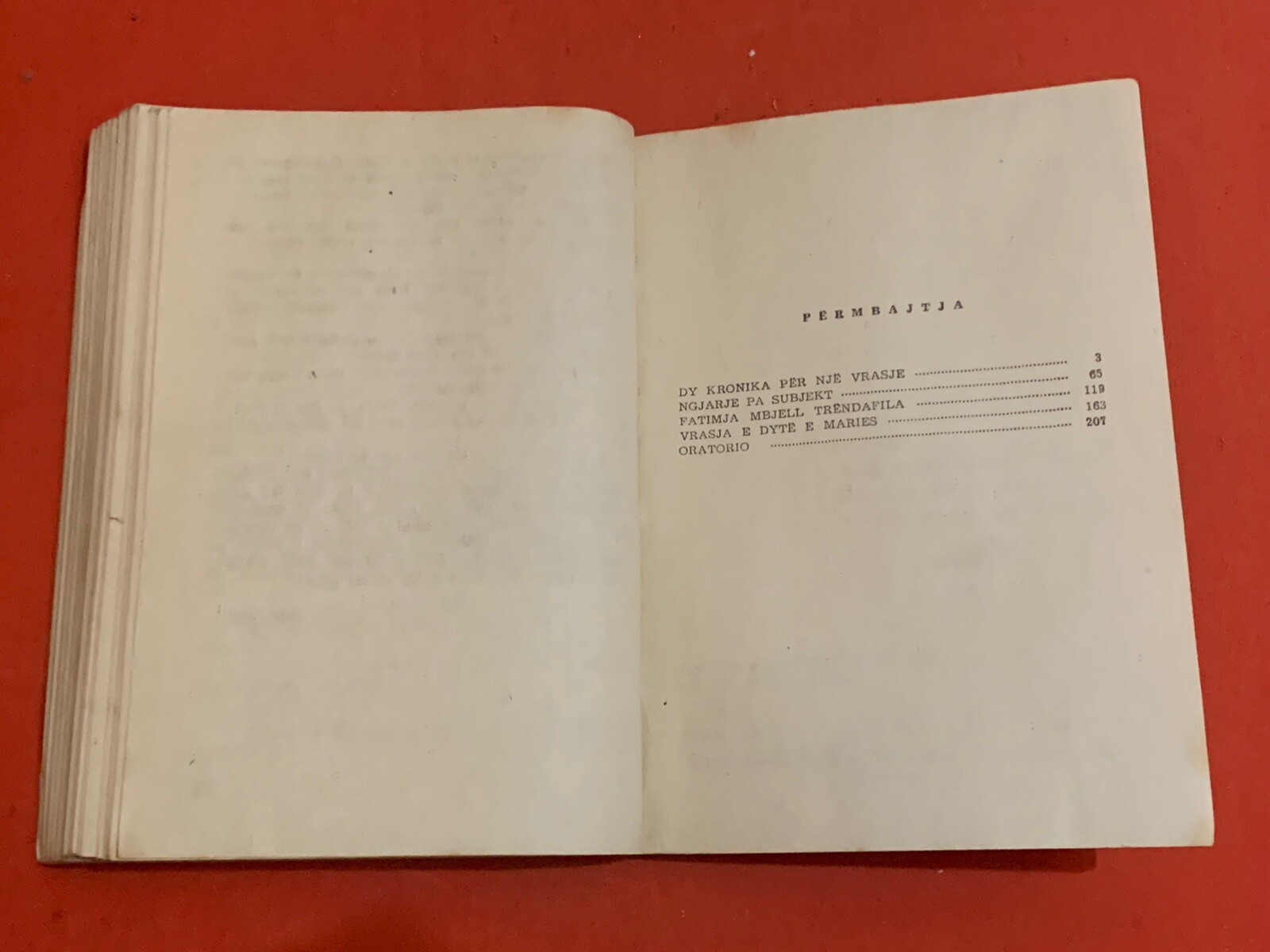 OLD ALBANIAN BOOK-NOVELE-DY KRONIKA PER NJE VRASJE-AGIM ISAKU-1991-283 pages