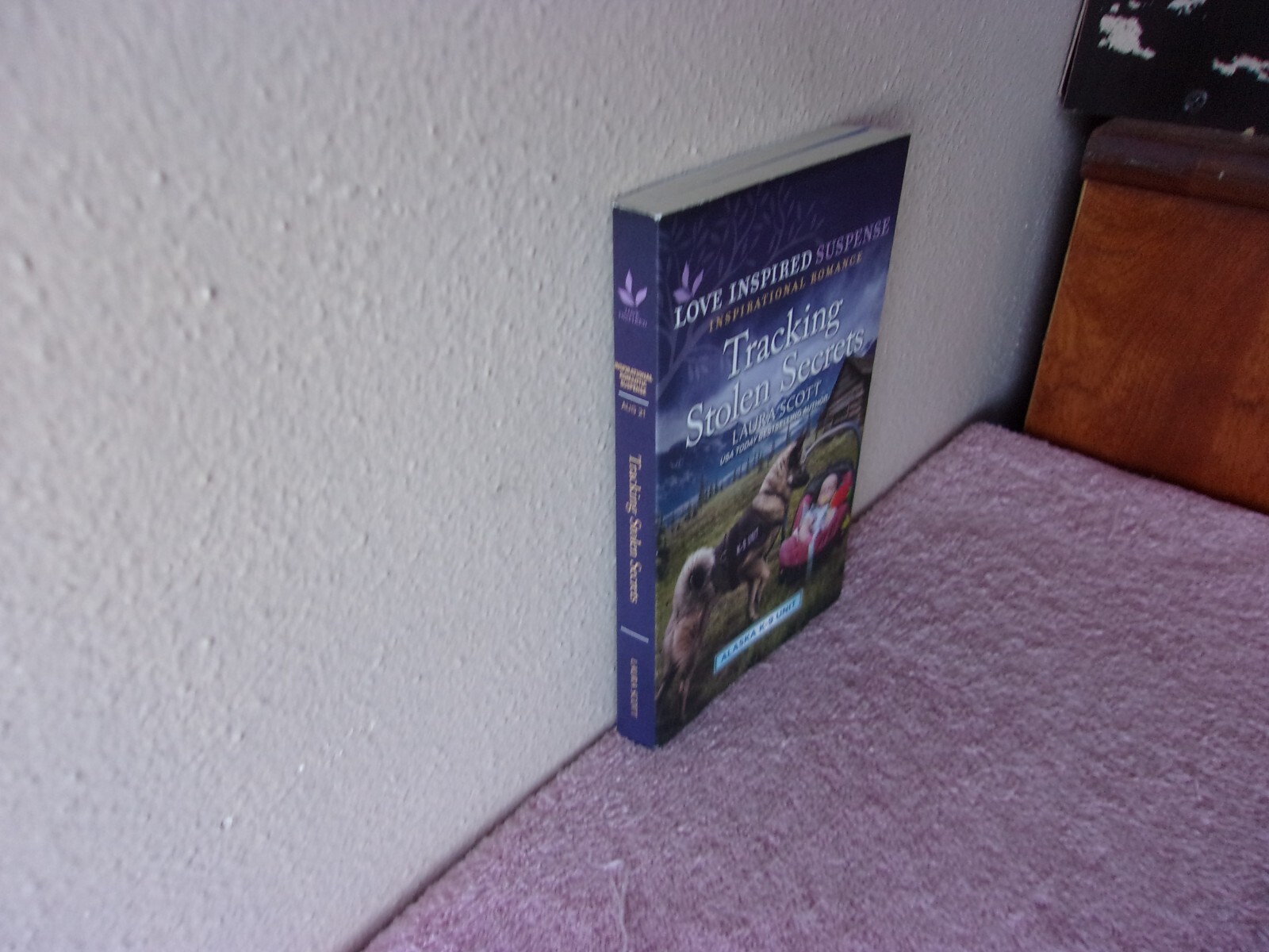 Alaska K-9 Unit Ser.: Tracking Stolen Secrets by Laura Scott (2021, Mass Market)