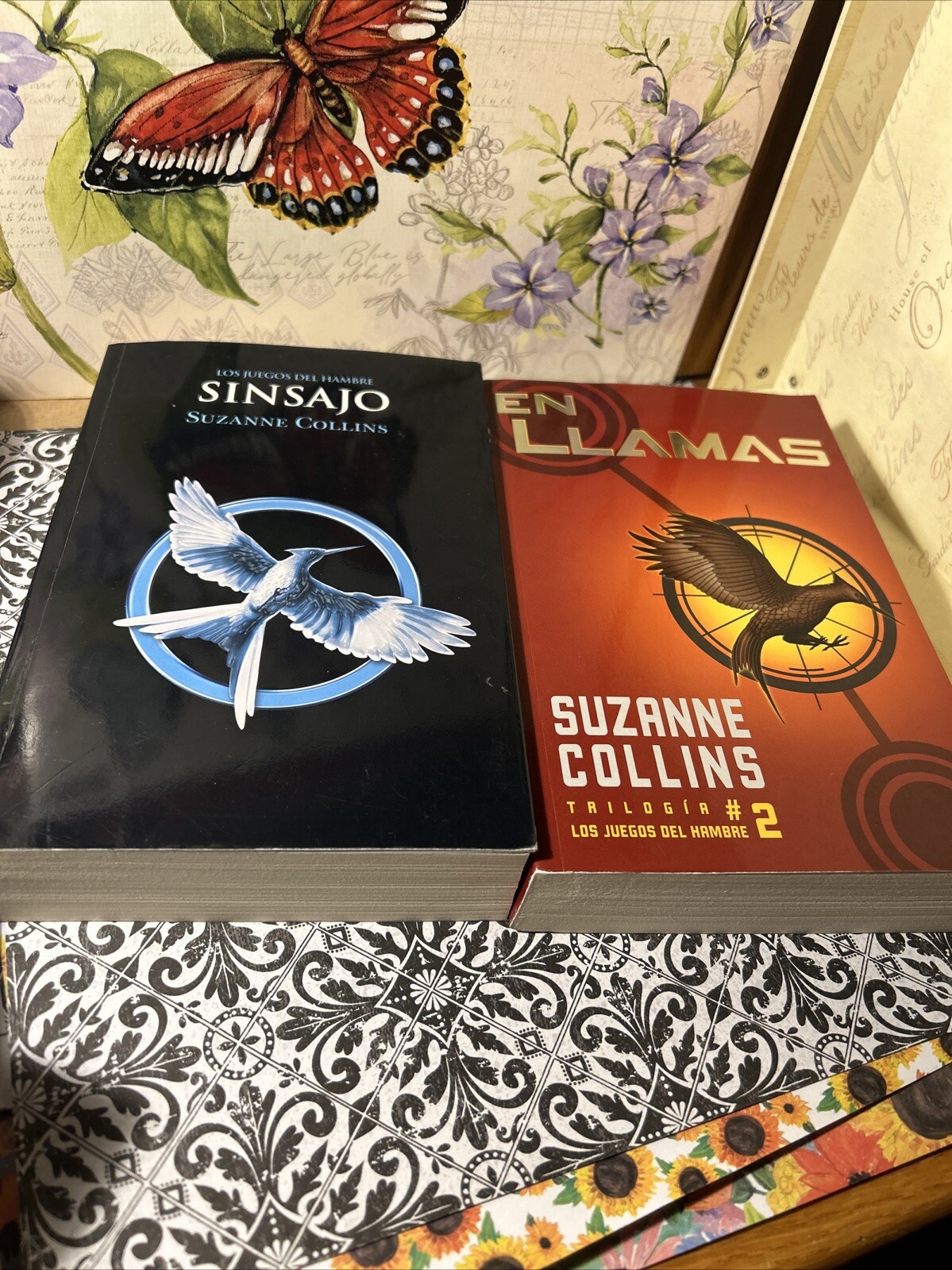 Sinsajo & En Llamas by Suzanne Collins Paperback Set 2 Books Spanish Edition