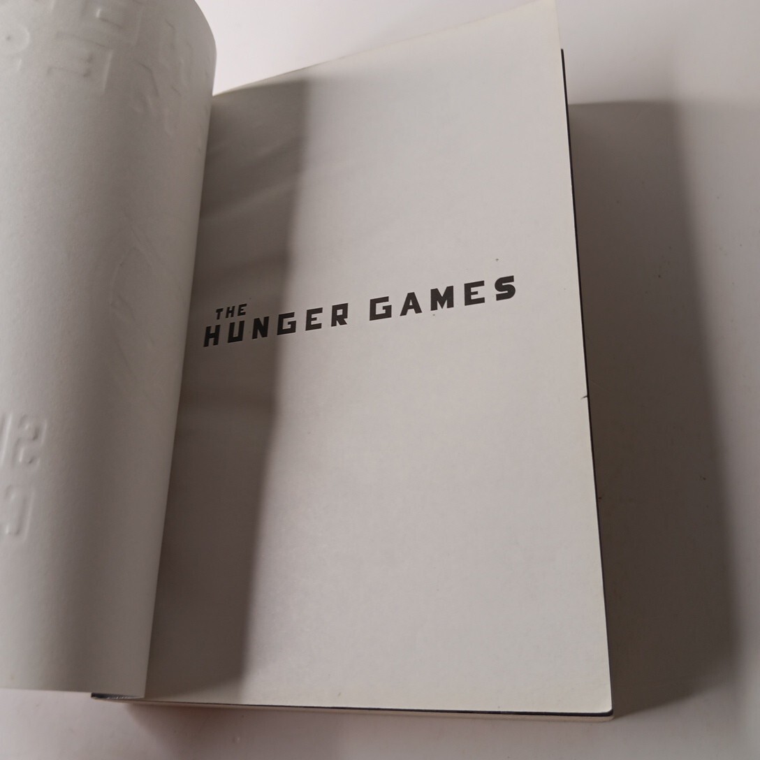 The Hunger Games (Book 1) + Guide To The Hunger Games + DVD