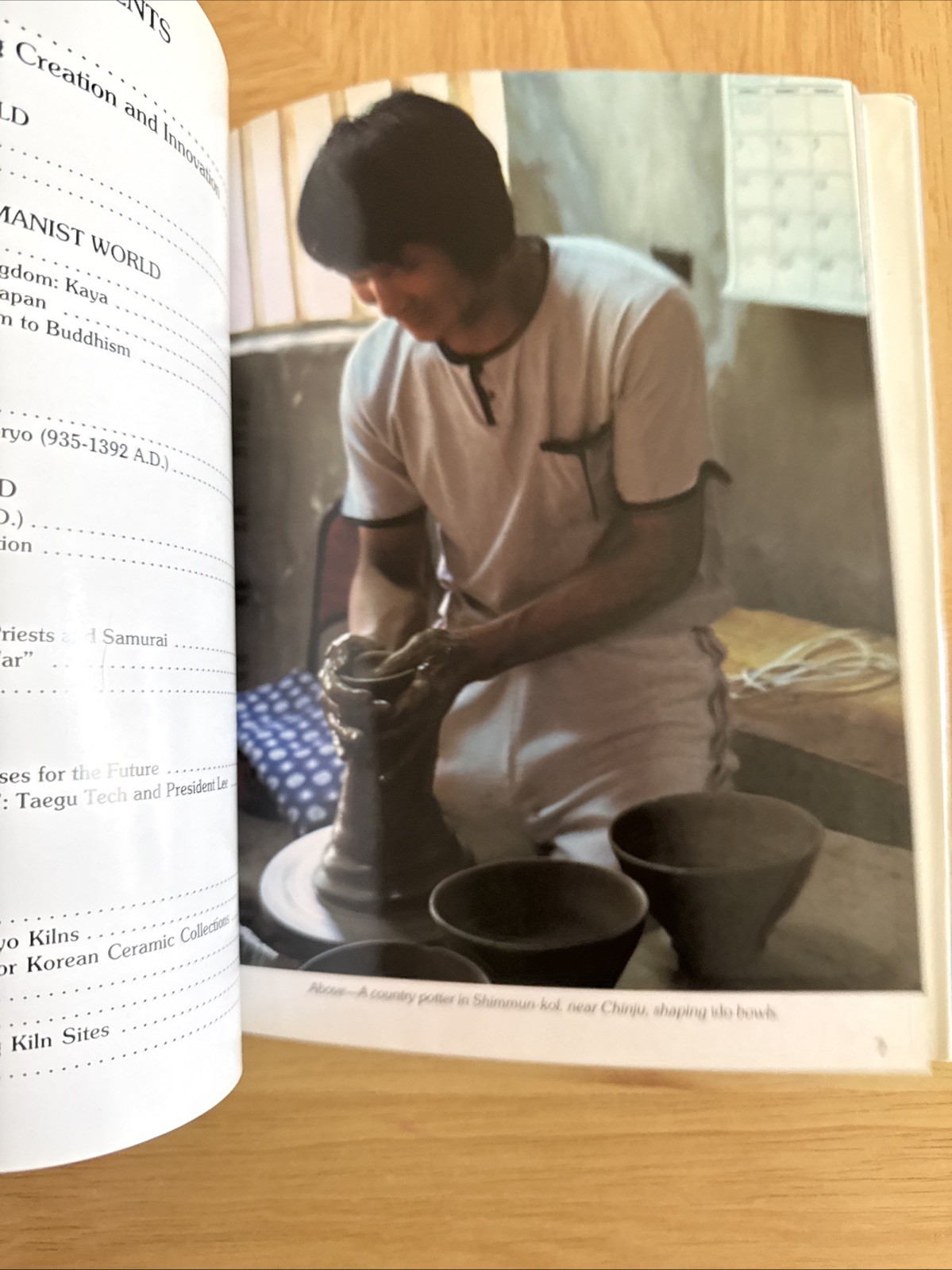 World of Korean Ceramics by Jon C. Covell (1986, Hardcover)