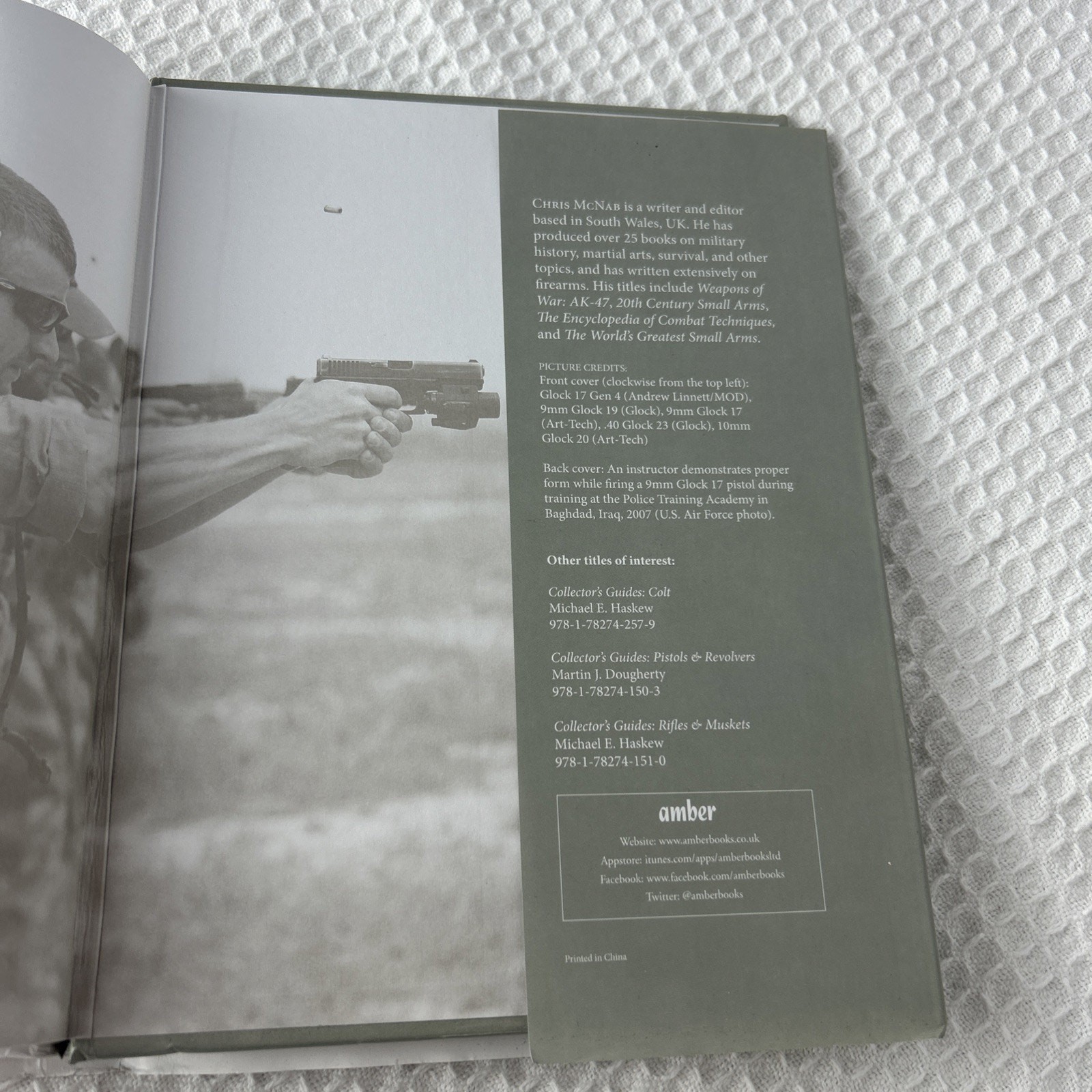 GLOCK: THE WORLD’S HANDGUN (COLLECTOR’S GUIDES) By Chris Mcnab [EN08]