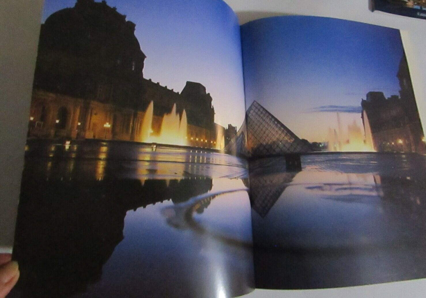 THE GRAND LOUVRE BEAUX ARTS PAPERBACK BOOK 2007 8.5 X 11 INCHES 35 PAGES