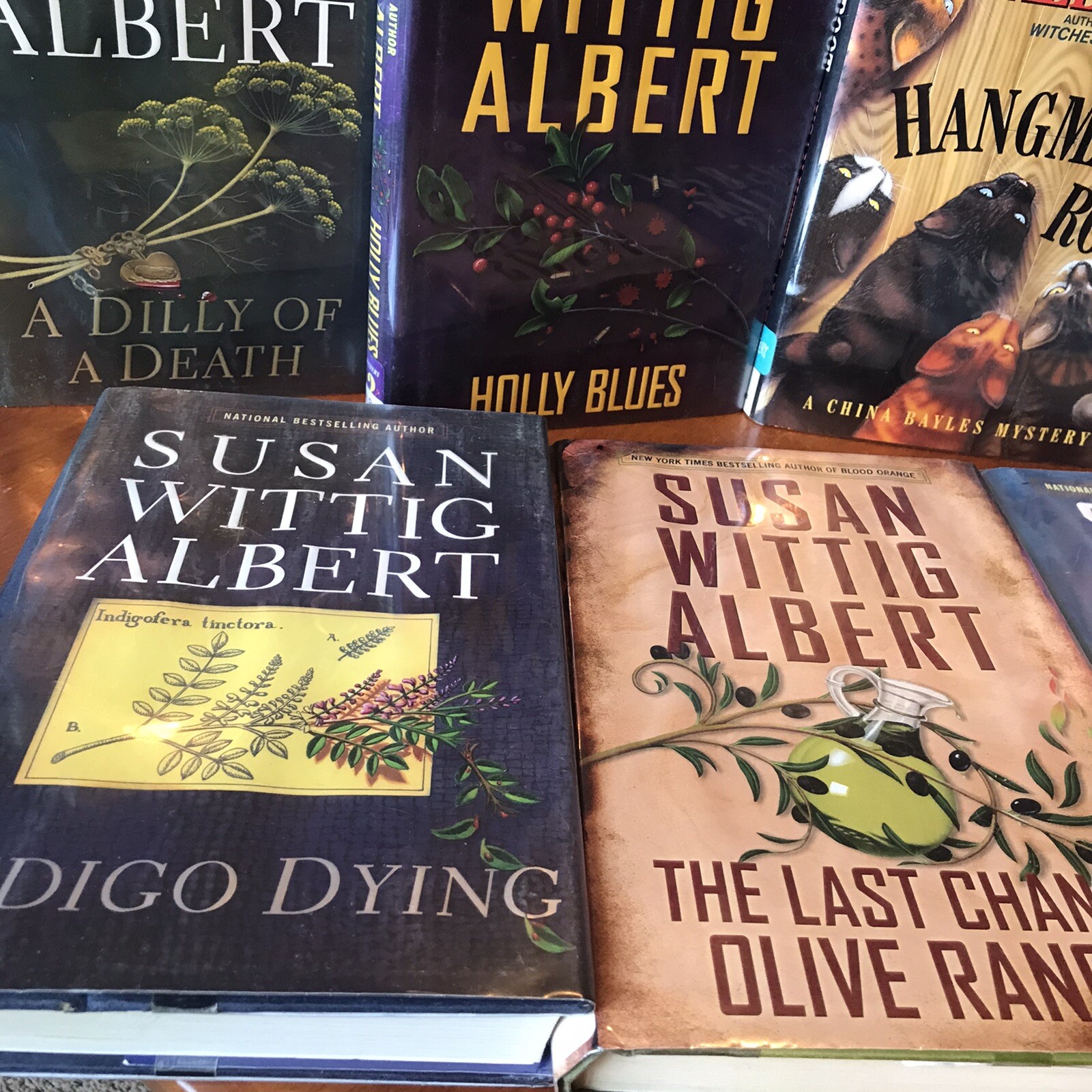 Lot: 7 Susan Wittig Albert Books Holly Blues A Dilly of a Death Indigo Dying