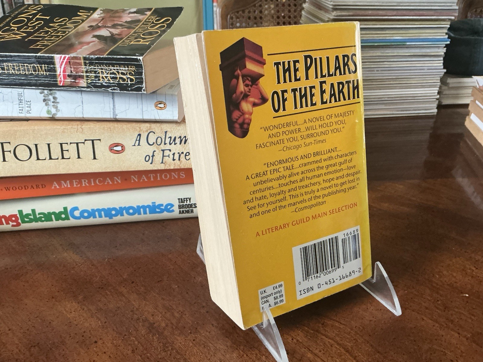 Pillars of the Earth : A Novel by Ken Follett (1990, Mass Market)