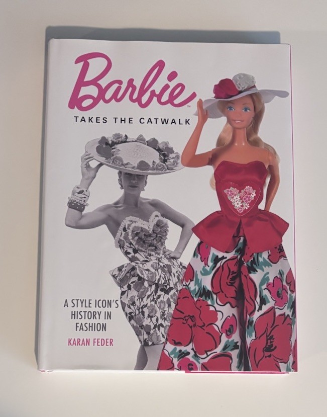 Karan Feder Barbie Takes the Catwalk A Style Icon’s History in Fashio (Hardback)