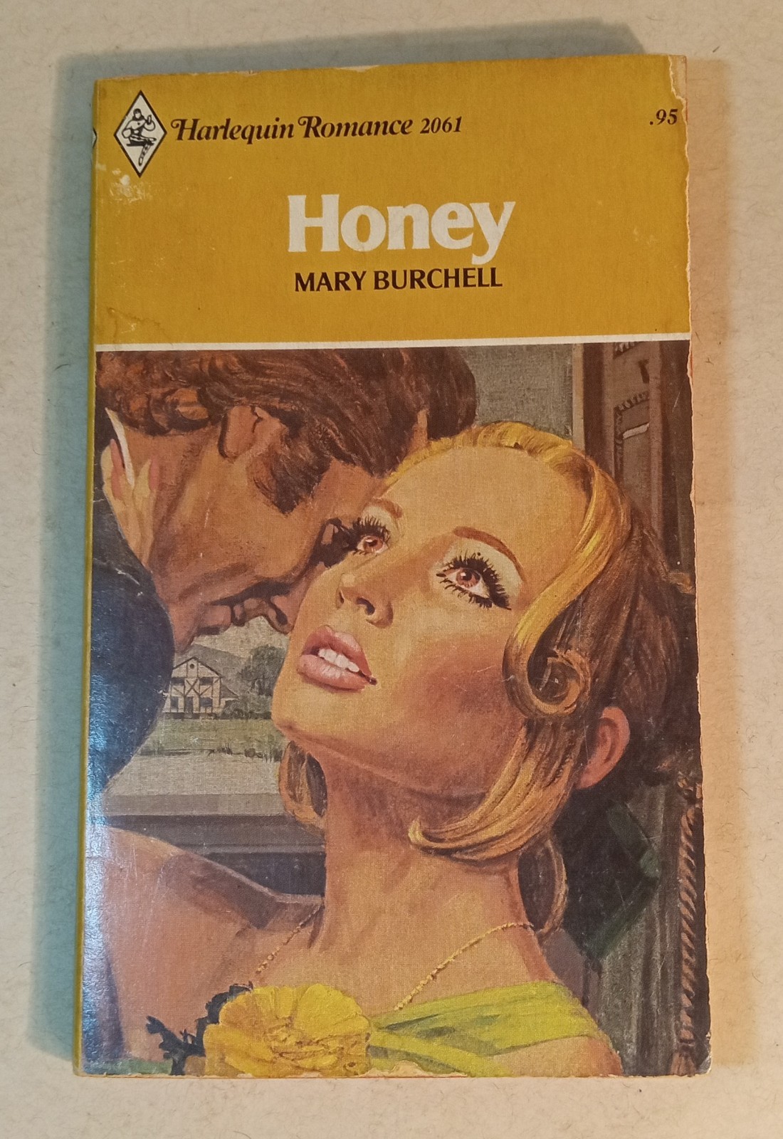 Vgt Harlequin Romance. (1977) “Honey” #2061. Mary Burcell. 164 Pages