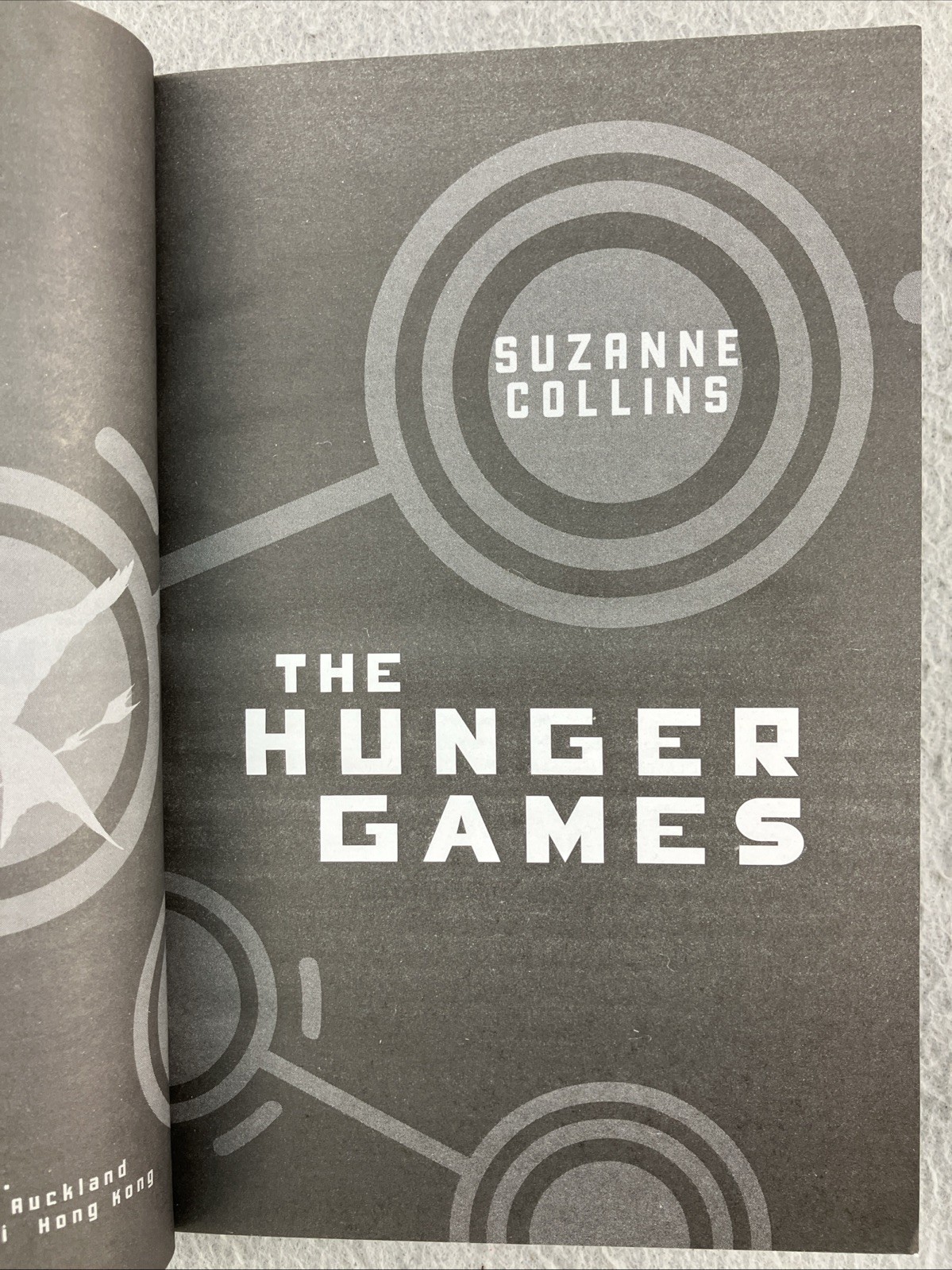 Hunger Games Trilogy Boxed Set Suzanne Collins Paperback 1-3 Volumes Slipcase