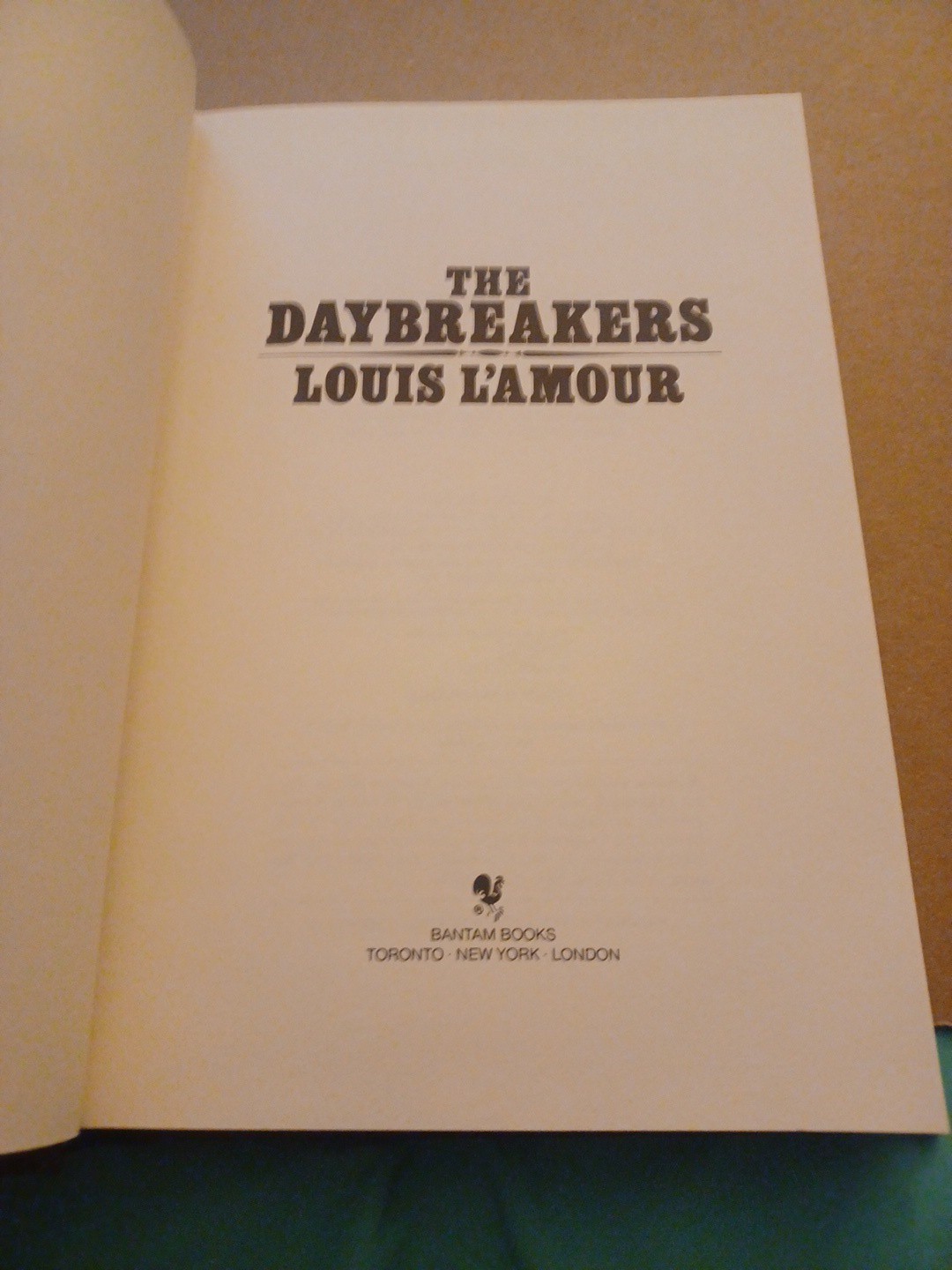 Louis L’Amour Leatherette Hard/Padded Cover The Daybreakers Western Collectable