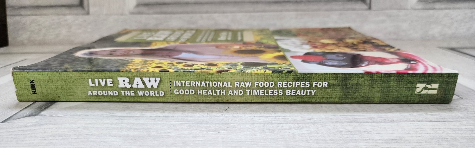 Live Raw Around the World recipes guide lifestyle paperback 2013 212 pages nice