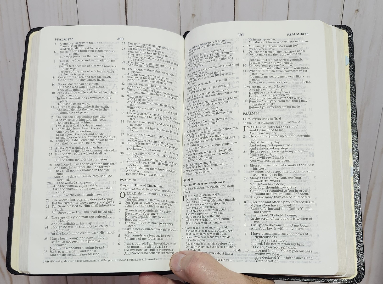 The NKJV UltraSlim Bible Thomas Nelson edition Black Leathersoft New,Old Test,