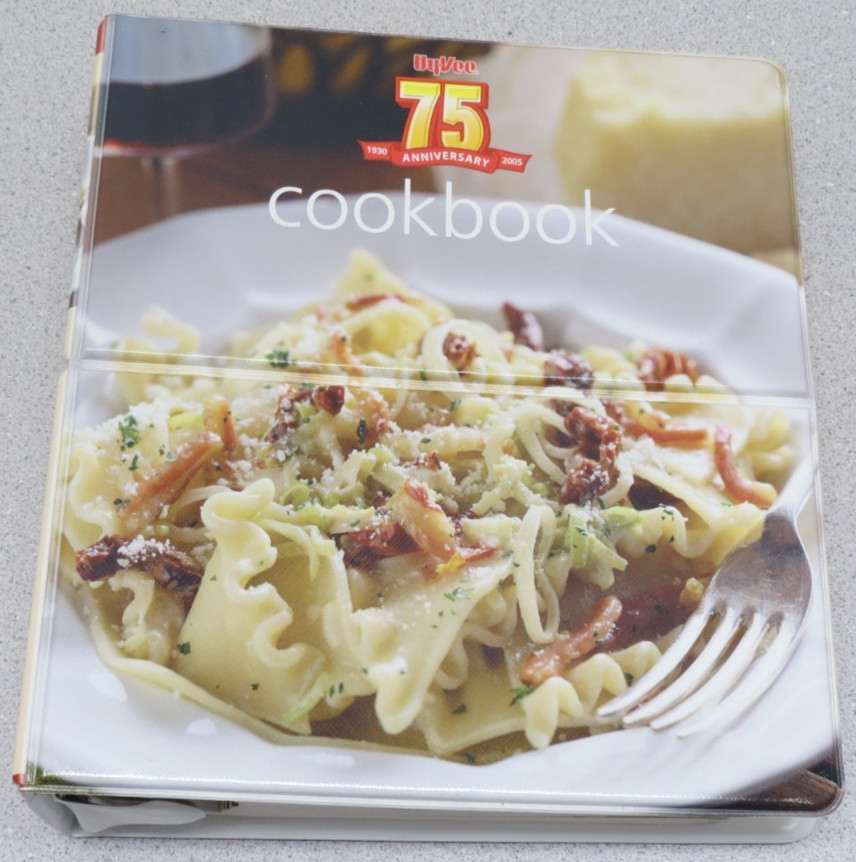 HyVee 75 Anniversary Cookbook – 3 ring binder – 667 pages