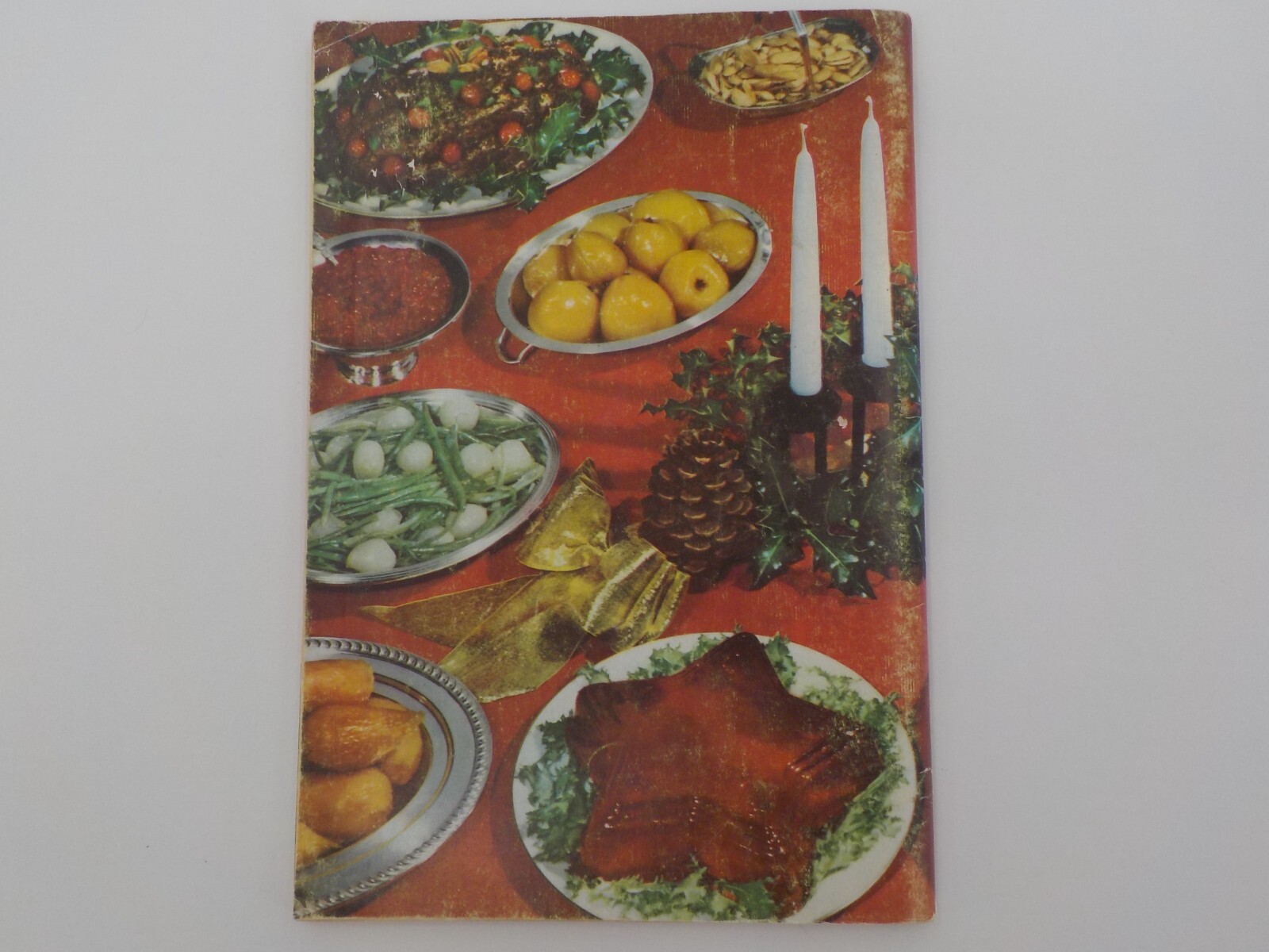 THE HOLIDAY COOKBOOK CULINARY ARTS INSTITUTE 68 PAGES WHITE VELVET FROSTING GUC