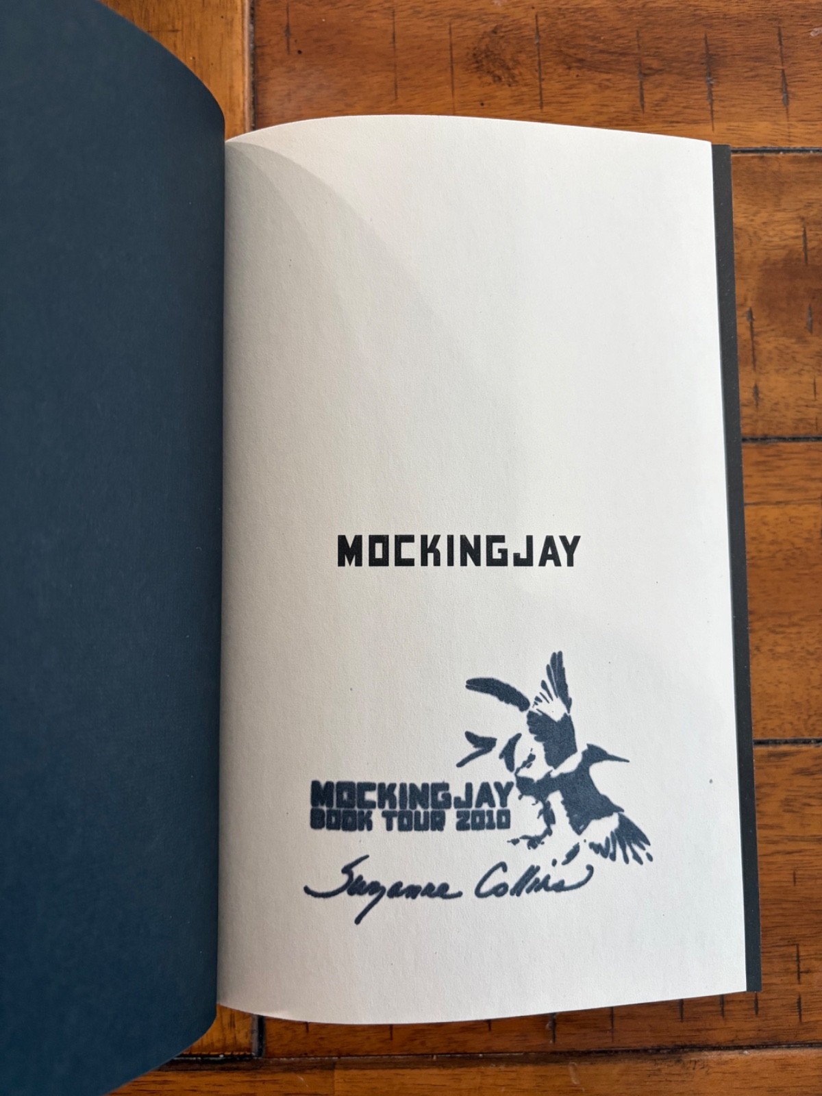New Signed Suzanne Collins Mockingjay Book 1/1 HC DJ Hunger Games Trilogy Stamp