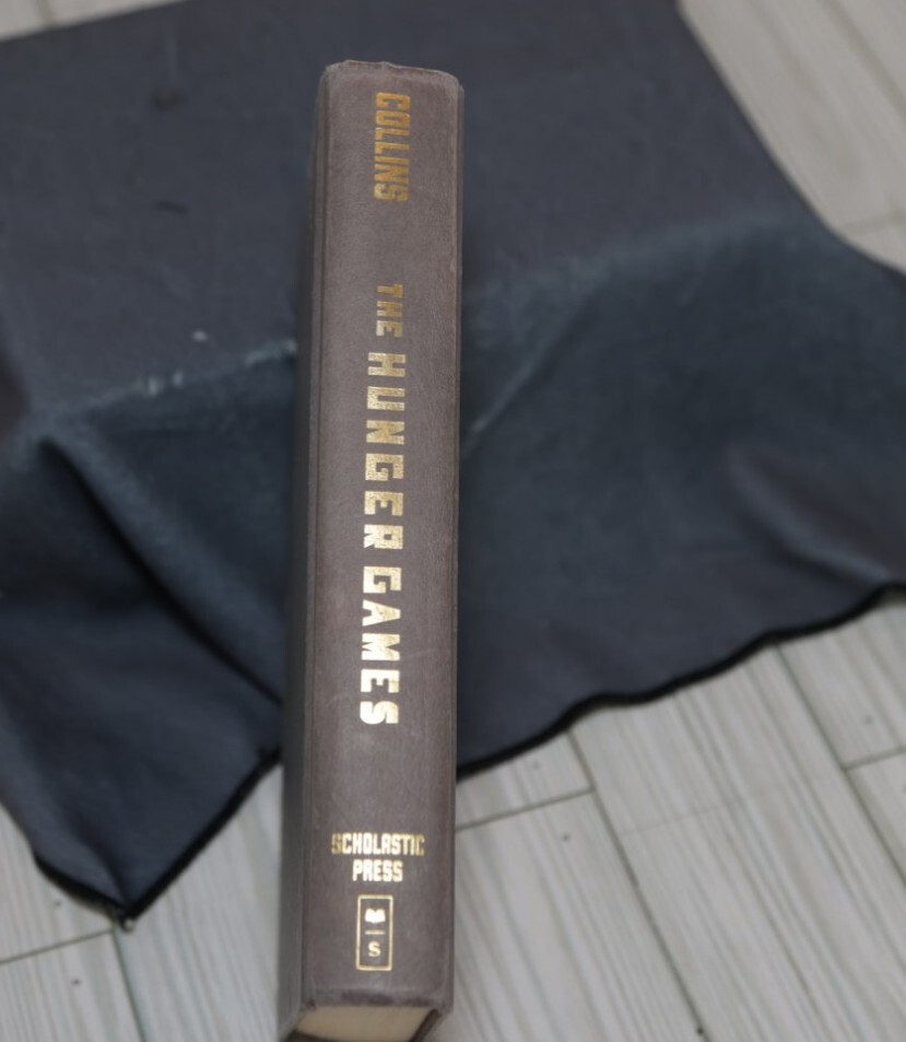 The Hunger Games by Suzanne Collins (2008, Hardcover) No Jacket Good Cond