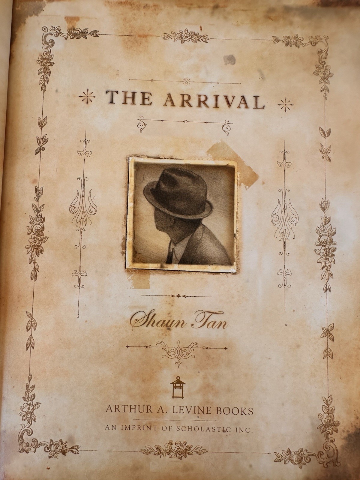 The Arrival Shaun Tan Arthur A Levine HC 1st Ed 2007 Graphic Novel Fantasy