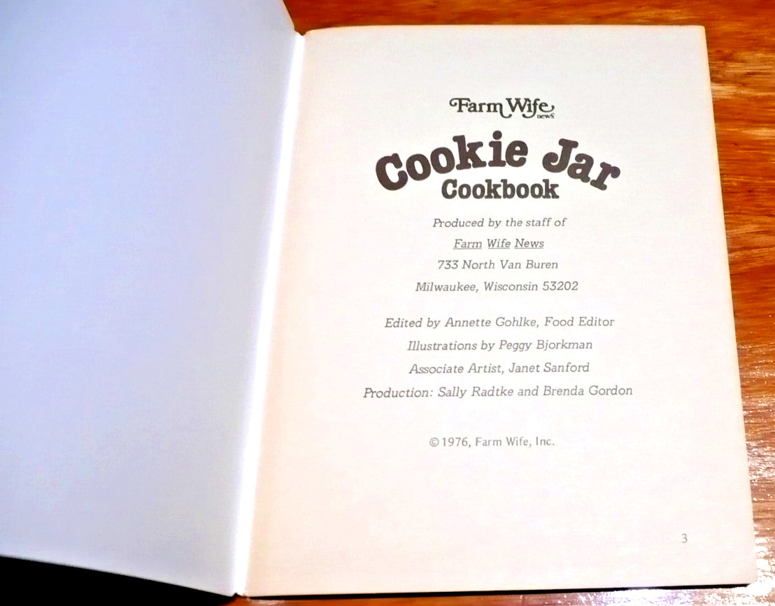 Farm Wife News Cookie Jar Cookbook Vintage 1976 (74 pages) Small Recipe Book