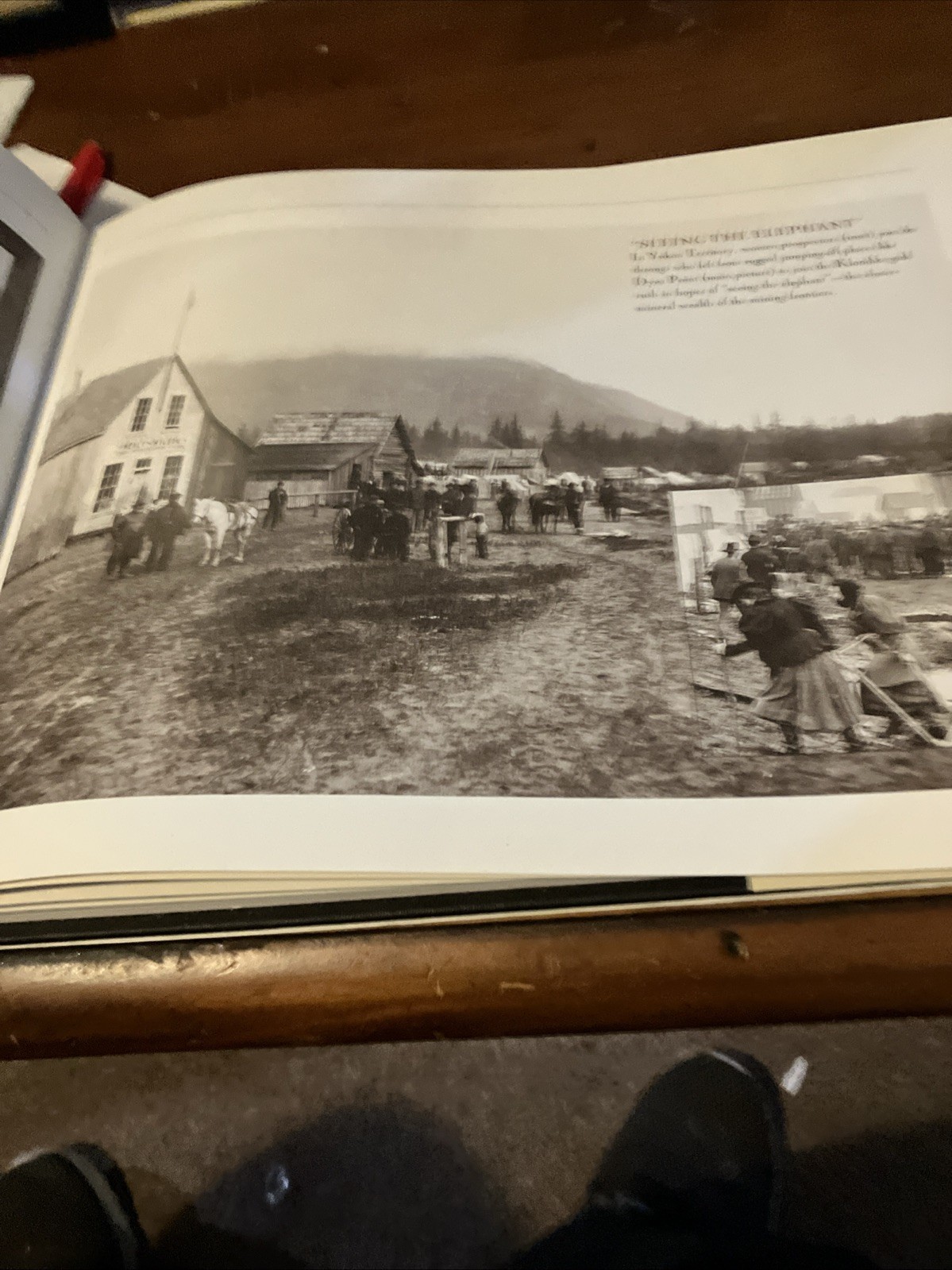 Frontier Family Life: A Photographic Chronicle of the Old West 127 Pages