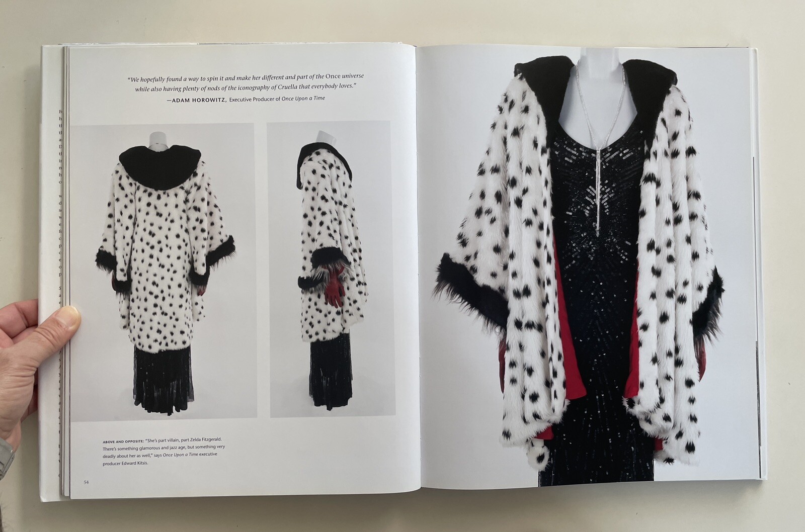 Disney Editions Deluxe Ser.: The Art of Disney Costuming : Heroes, Villains, and