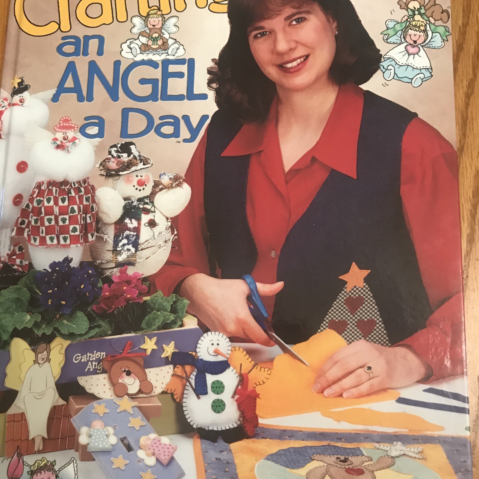 Crafting an Angel a Day Heavenly Crafts Projects Patterns Laura Scott 191 Pages