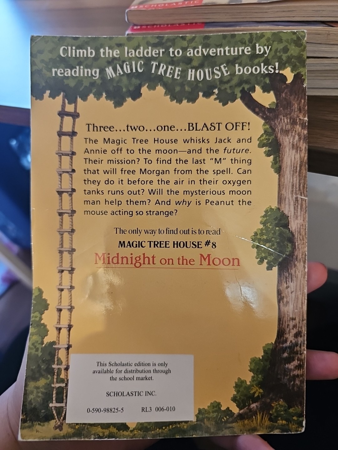 Magic Tree House #8: Midnight On the Moon Paperback
