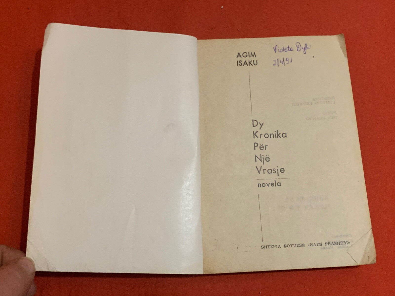 OLD ALBANIAN BOOK-NOVELE-DY KRONIKA PER NJE VRASJE-AGIM ISAKU-1991-283 pages