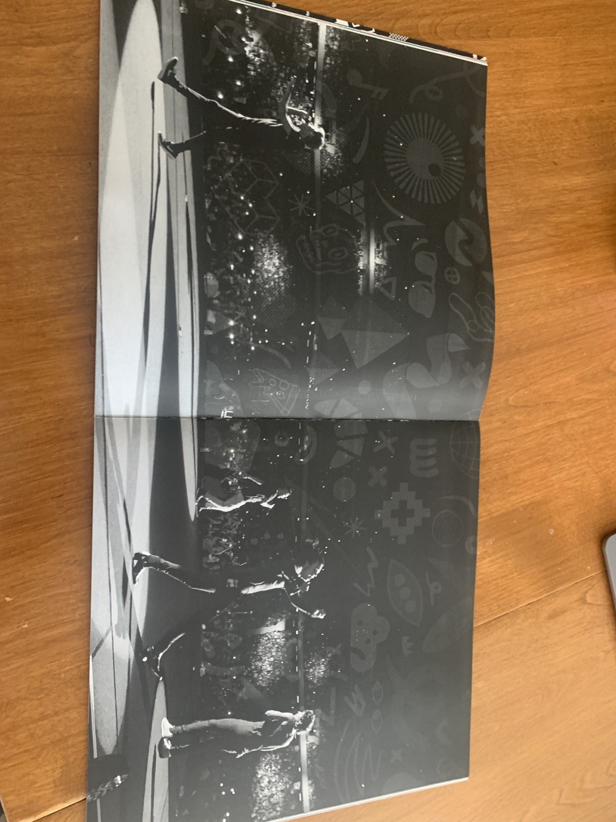 ONE DIRECTION ON THE ROAD AGAIN TOUR 2015 PROGRAM SOUVENIR BOOK