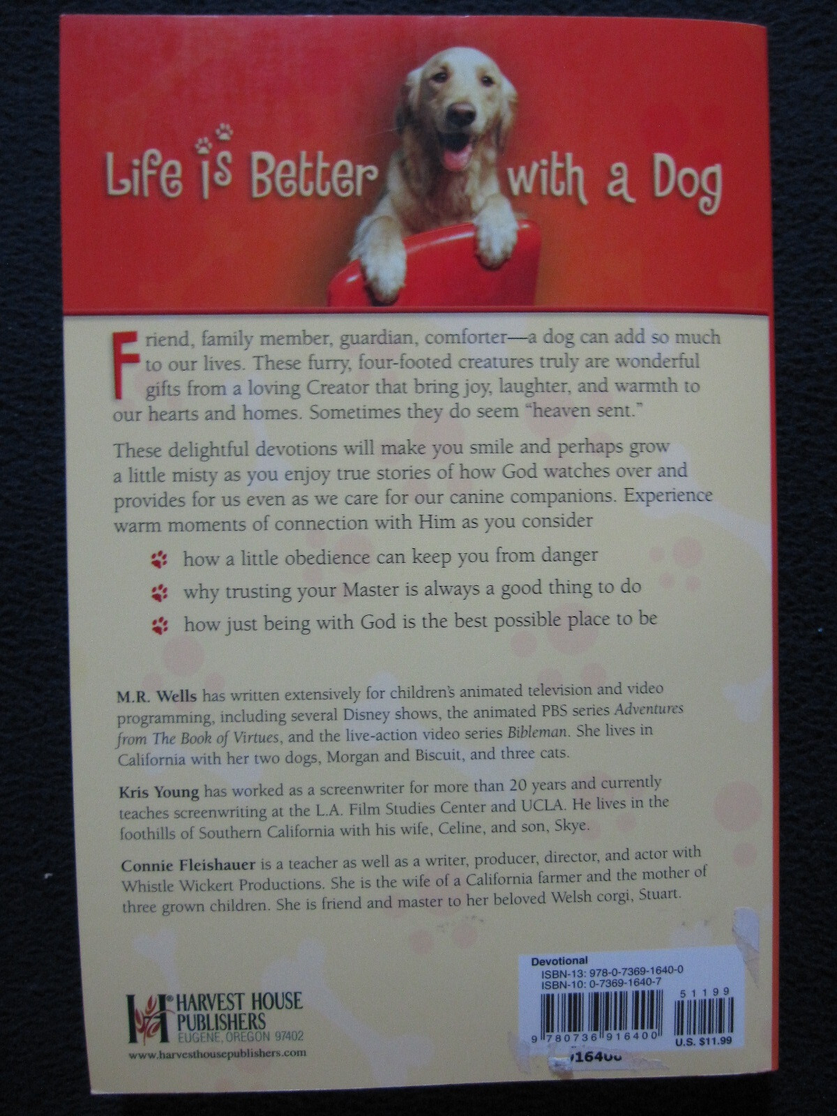 Four Paws from Heaven: Devotions for Dog Lovers M.R. Wells; Kris Young and Con..