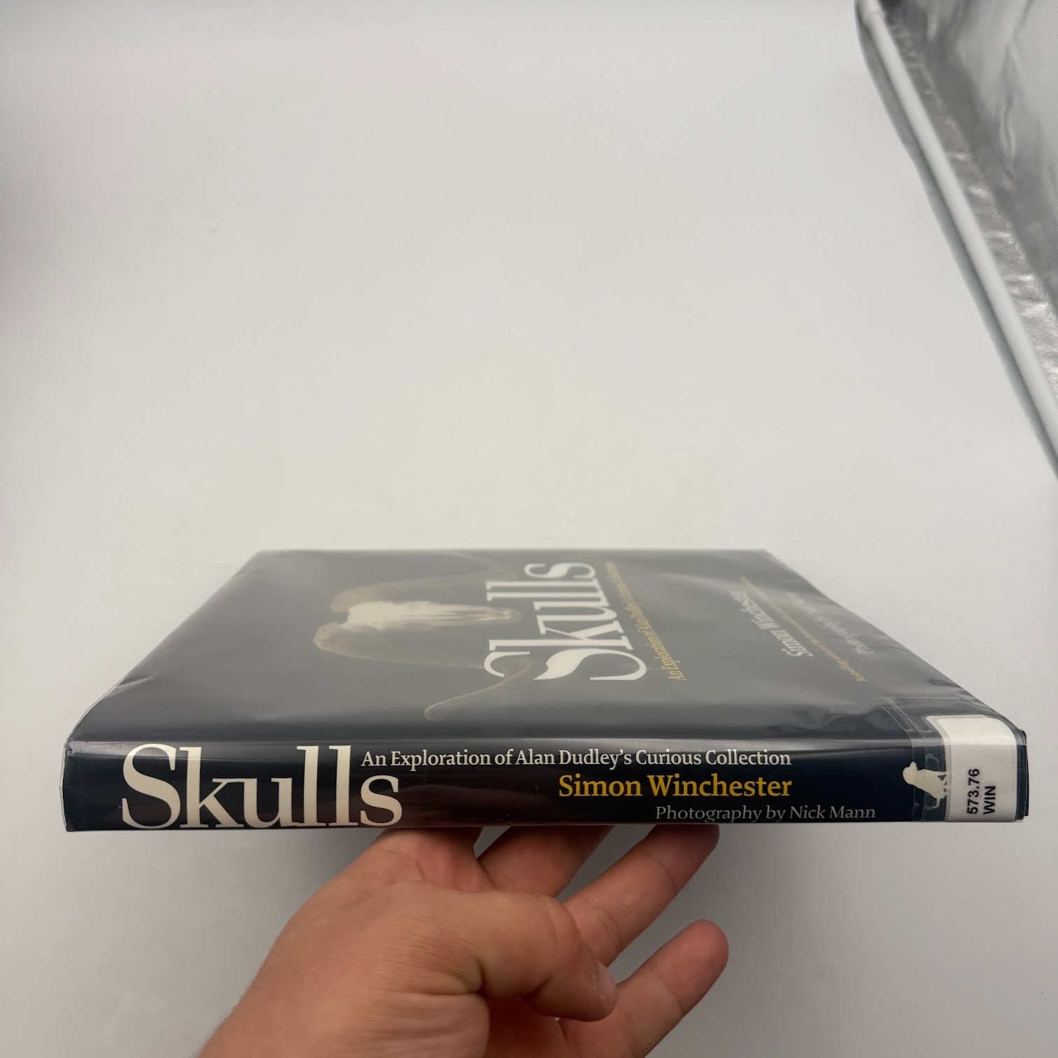 Skulls : An Exploration of Alan Dudley’s Curious Collection by Simon Winchester