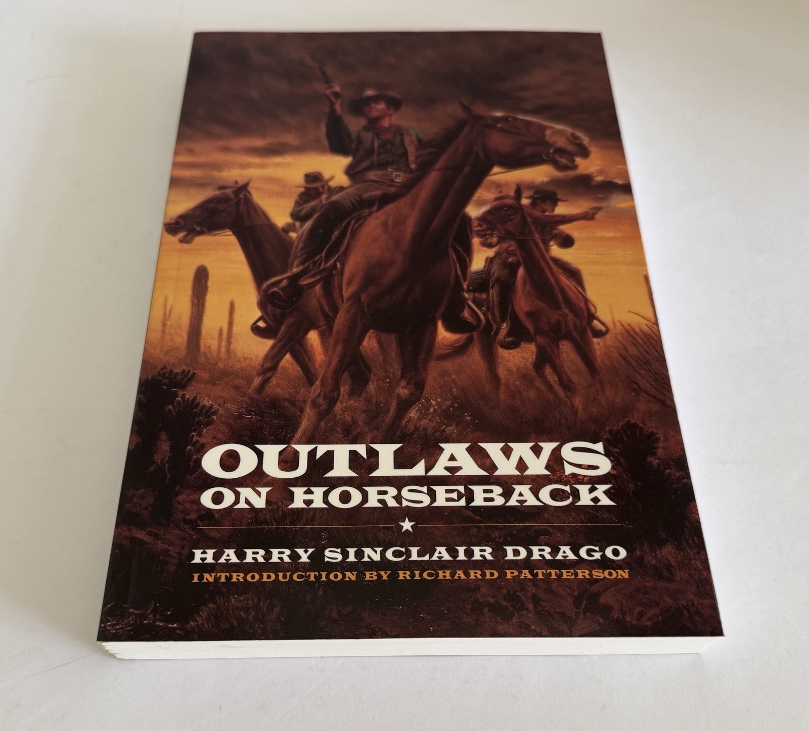 Outlaws on Horseback by Harry Sinclair Drago PB Bison 1998 NEW