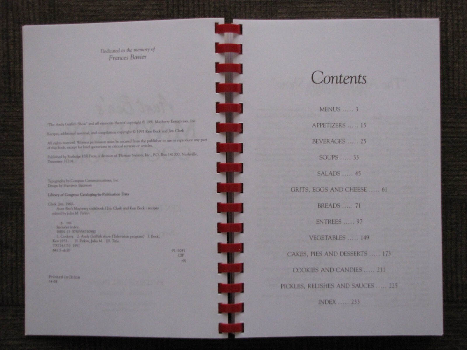 Aunt Bee’s MAYBERRY COOKBOOK Ken Beck & Jim Clark Edited by Julia M. Pitkin 1991