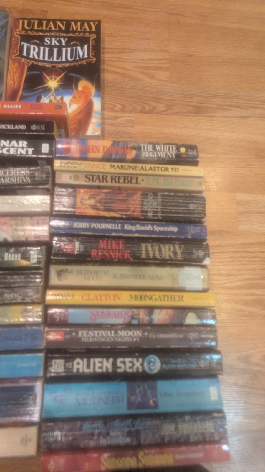 Lot of 34 Science Fiction Fantasy Paperbacks Novels 1970s-modern Daw & Others