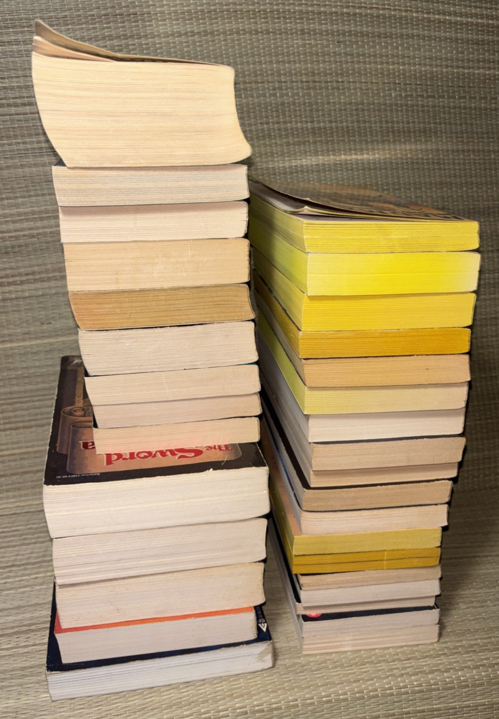 Mixed Lot of 32 PBs SCI-FI, Fantasy, Adventure, Novelization, Gremlins, VTG GOOD
