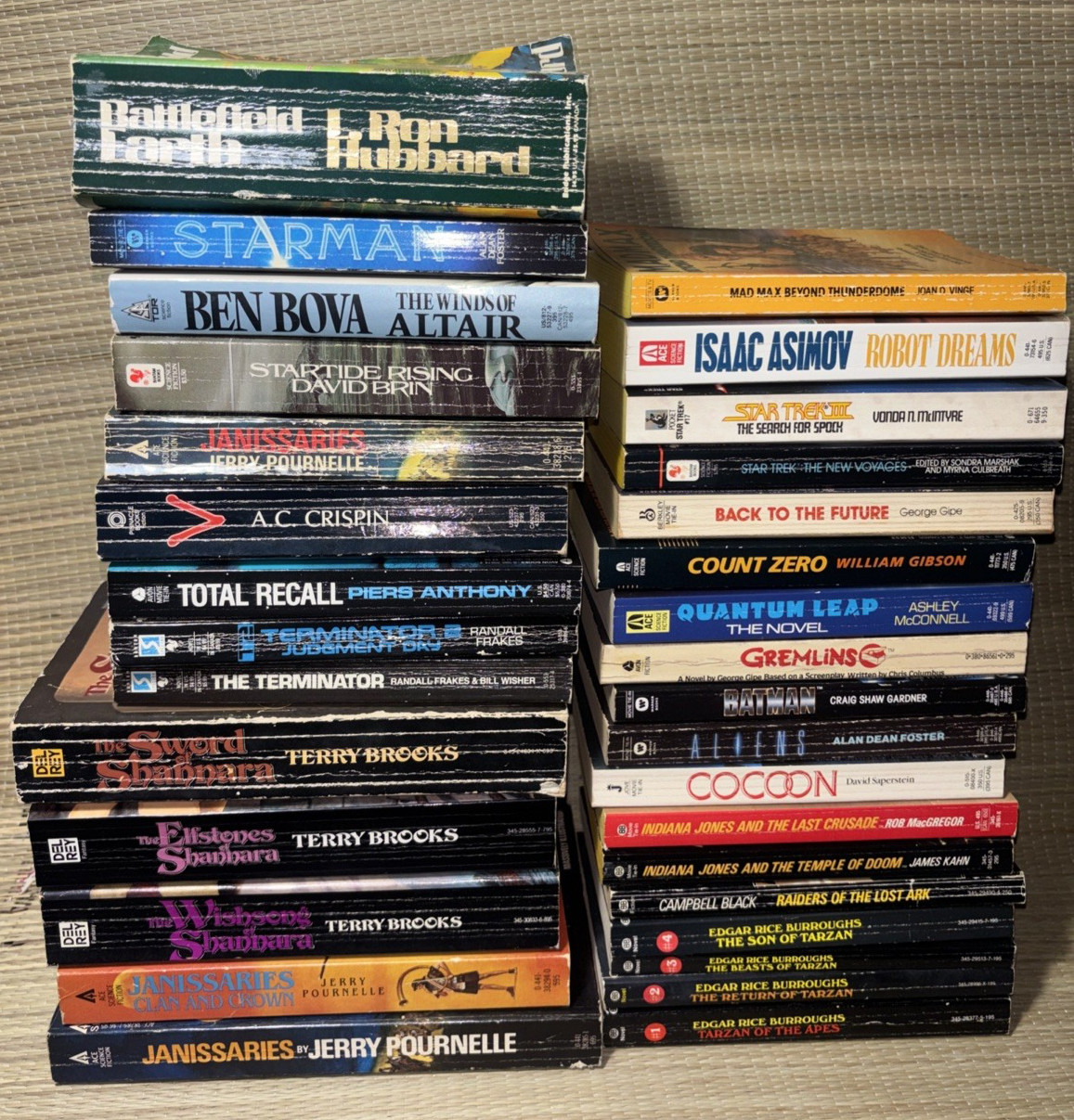 Mixed Lot of 32 PBs SCI-FI, Fantasy, Adventure, Novelization, Gremlins, VTG GOOD