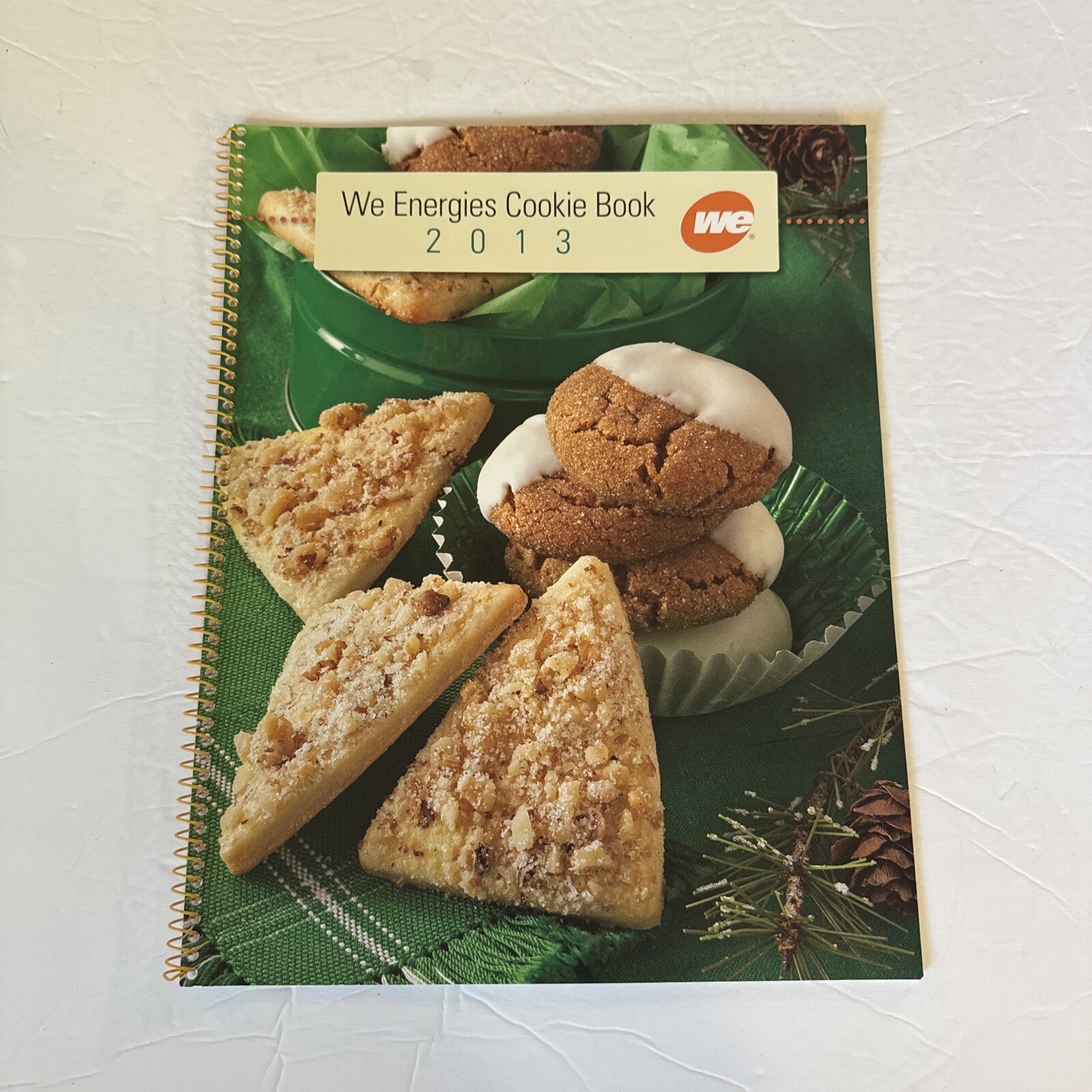 WE ENERGIES COOKIE BOOK 2013, 23 PAGES SPIRAL BOUND, COLOR PHOTOS, NEW